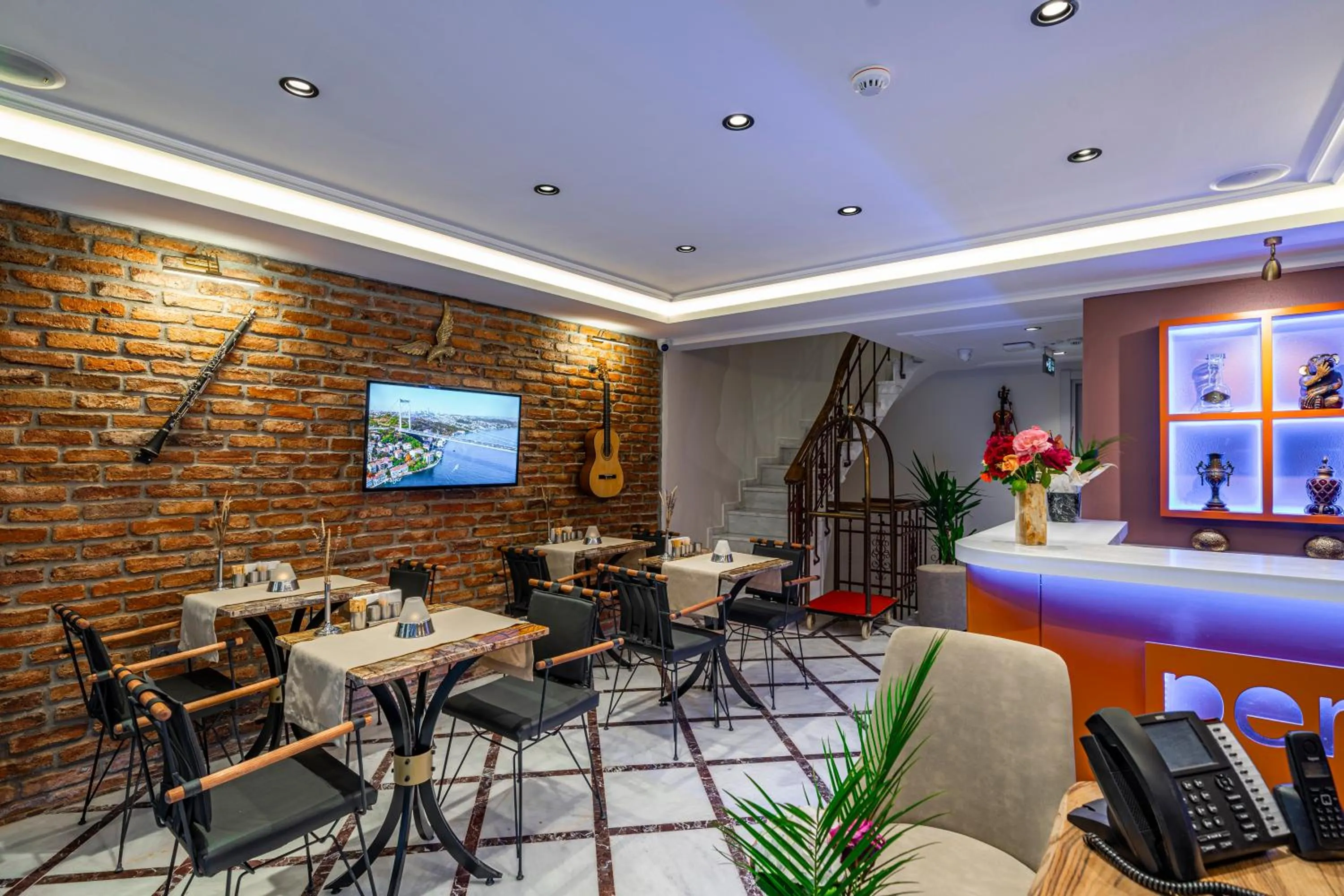 TV and multimedia in Pera Luna Premium Hotel