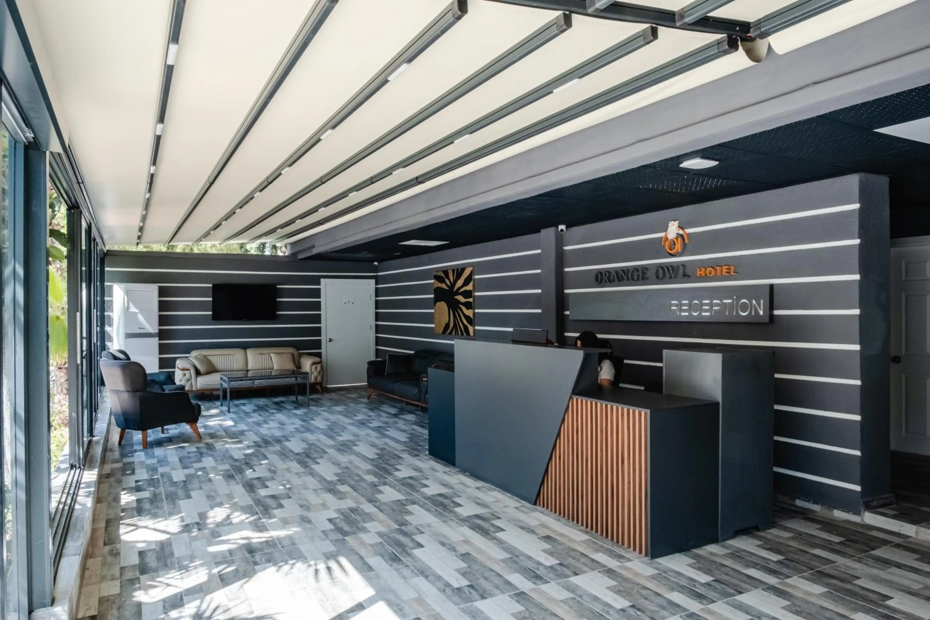 Communal lounge/ TV room in Orange Owl Hotel