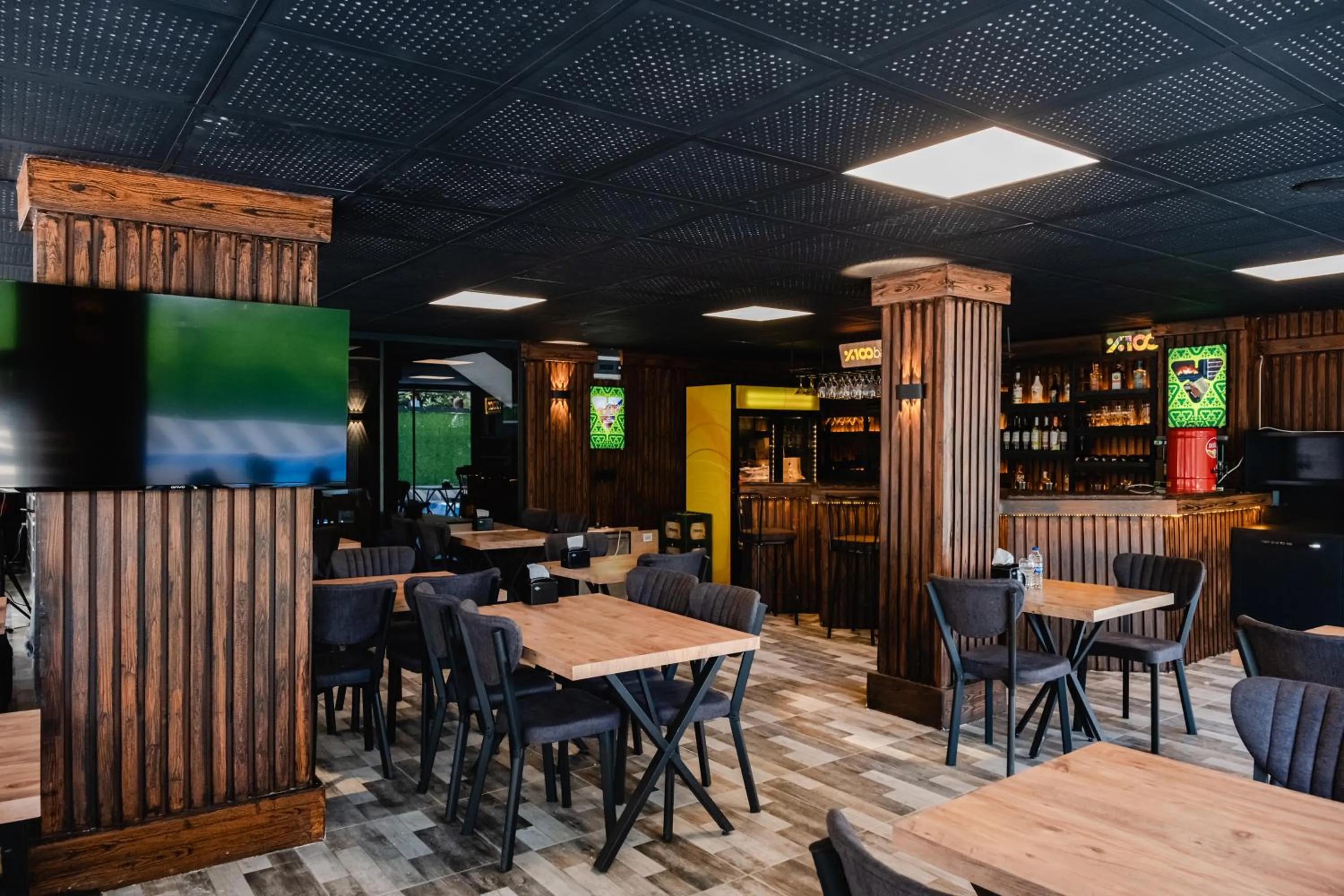 Restaurant/Places to Eat in Orange Owl Hotel