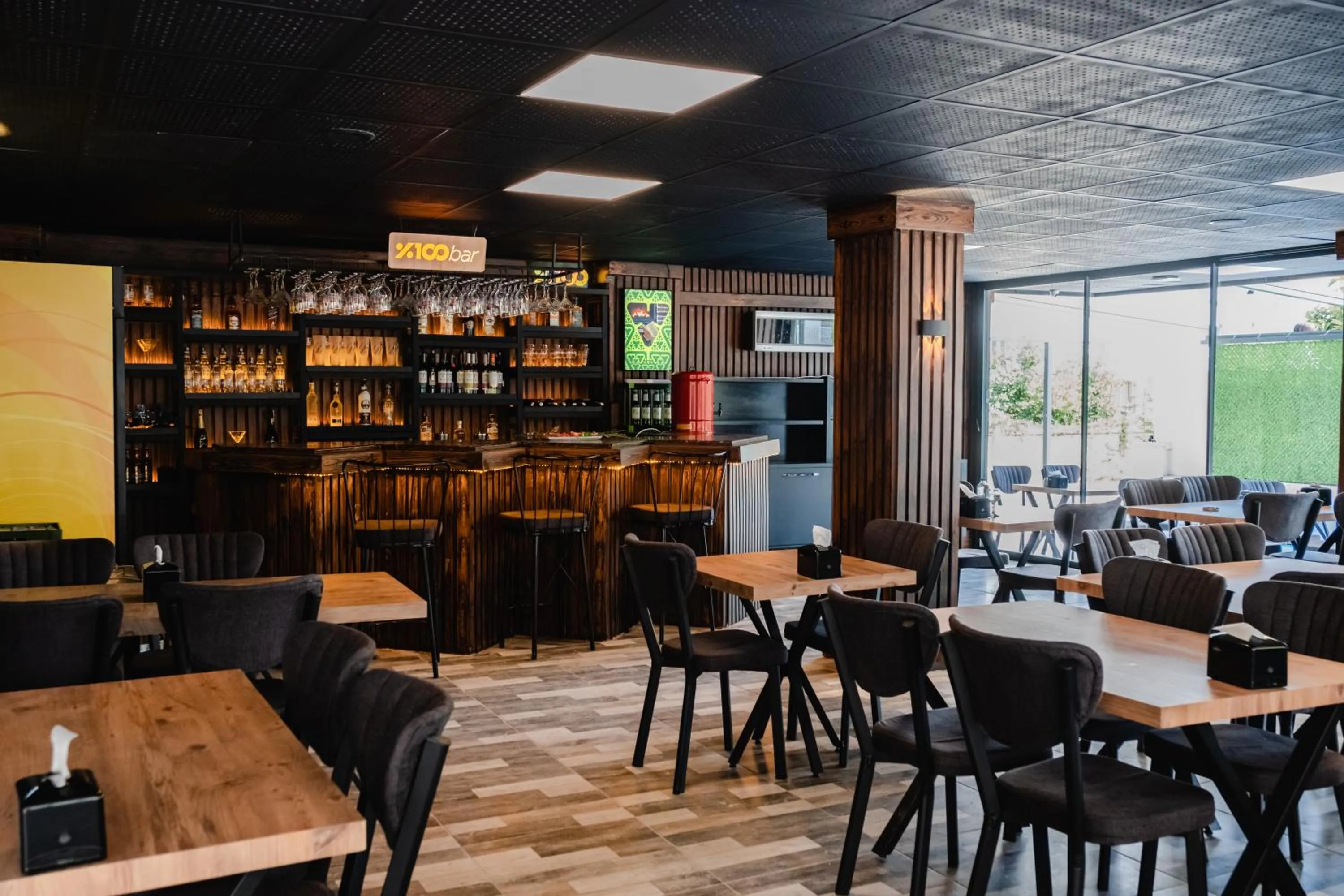 Restaurant/Places to Eat in Orange Owl Hotel