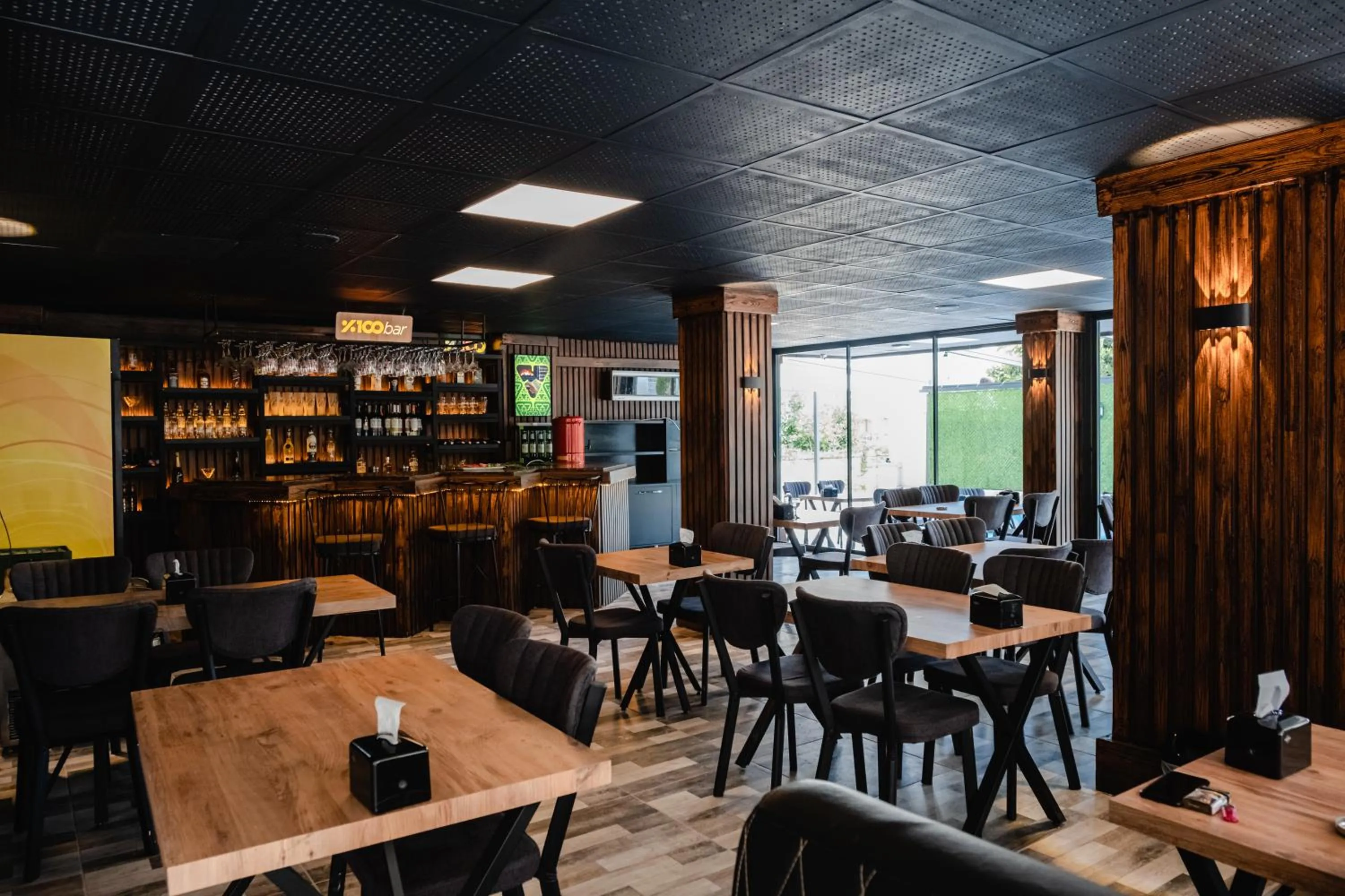 Lounge or bar, Restaurant/Places to Eat in Orange Owl Hotel