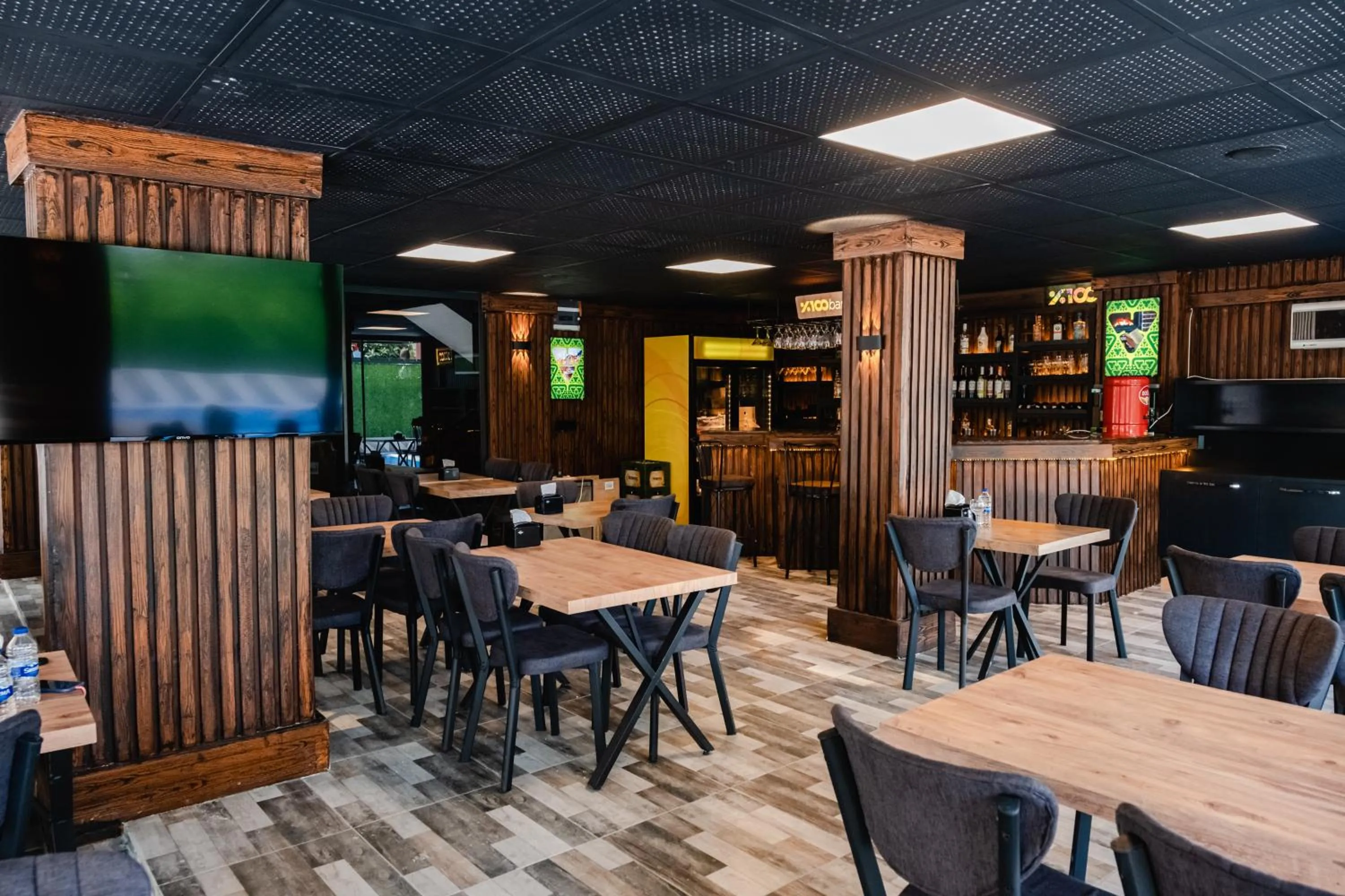 Restaurant/Places to Eat in Orange Owl Hotel