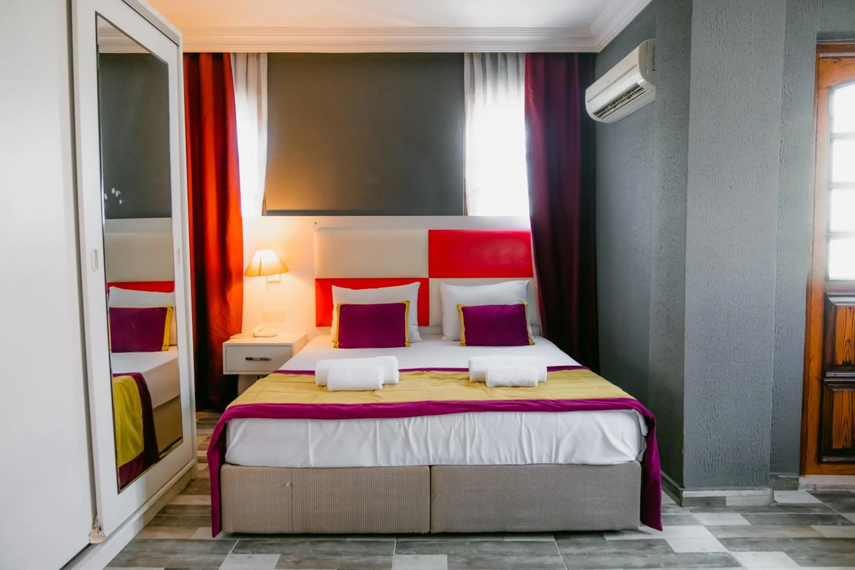 Massage, Bed in Orange Owl Hotel