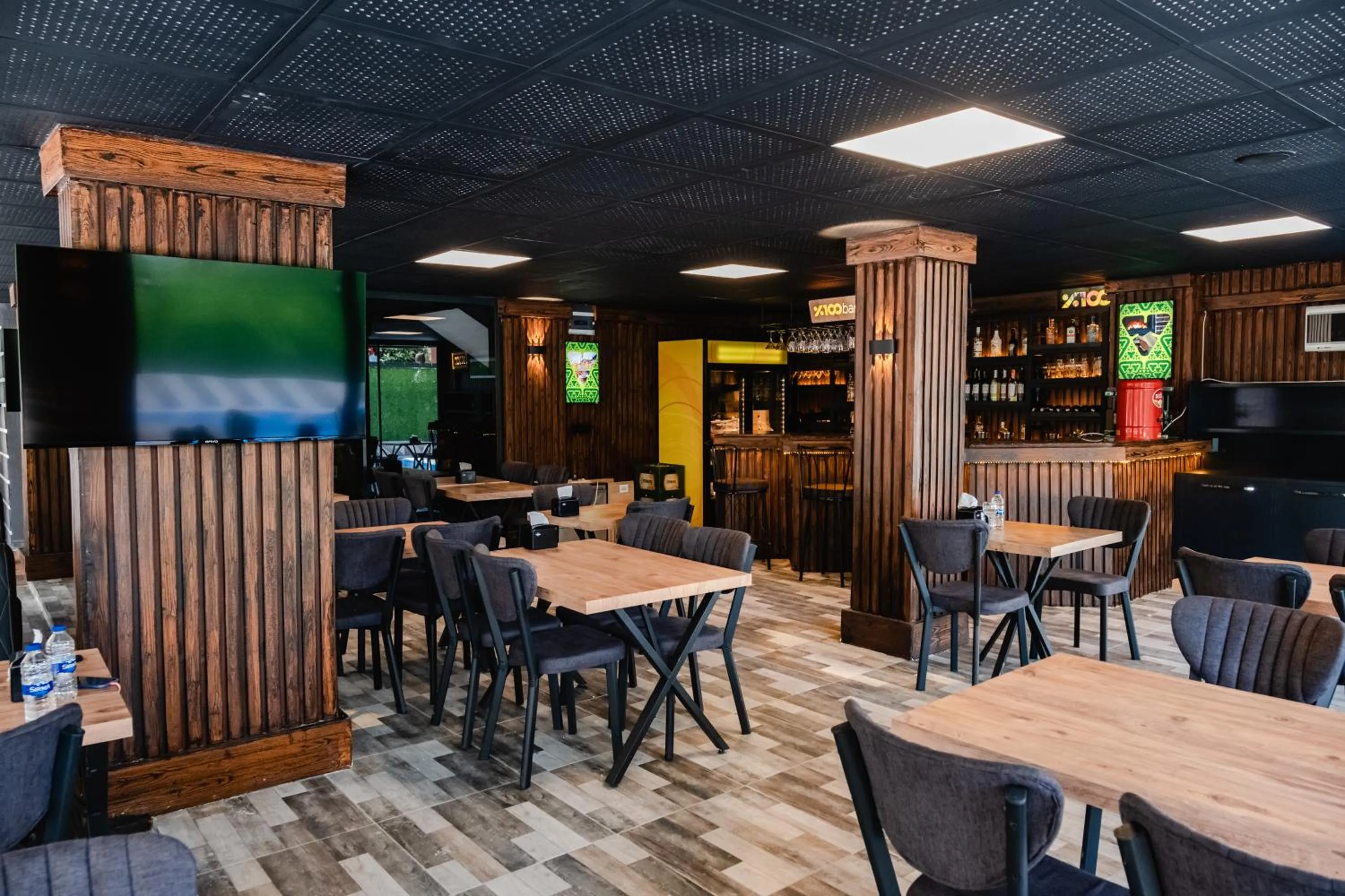 Restaurant/Places to Eat in Orange Owl Hotel