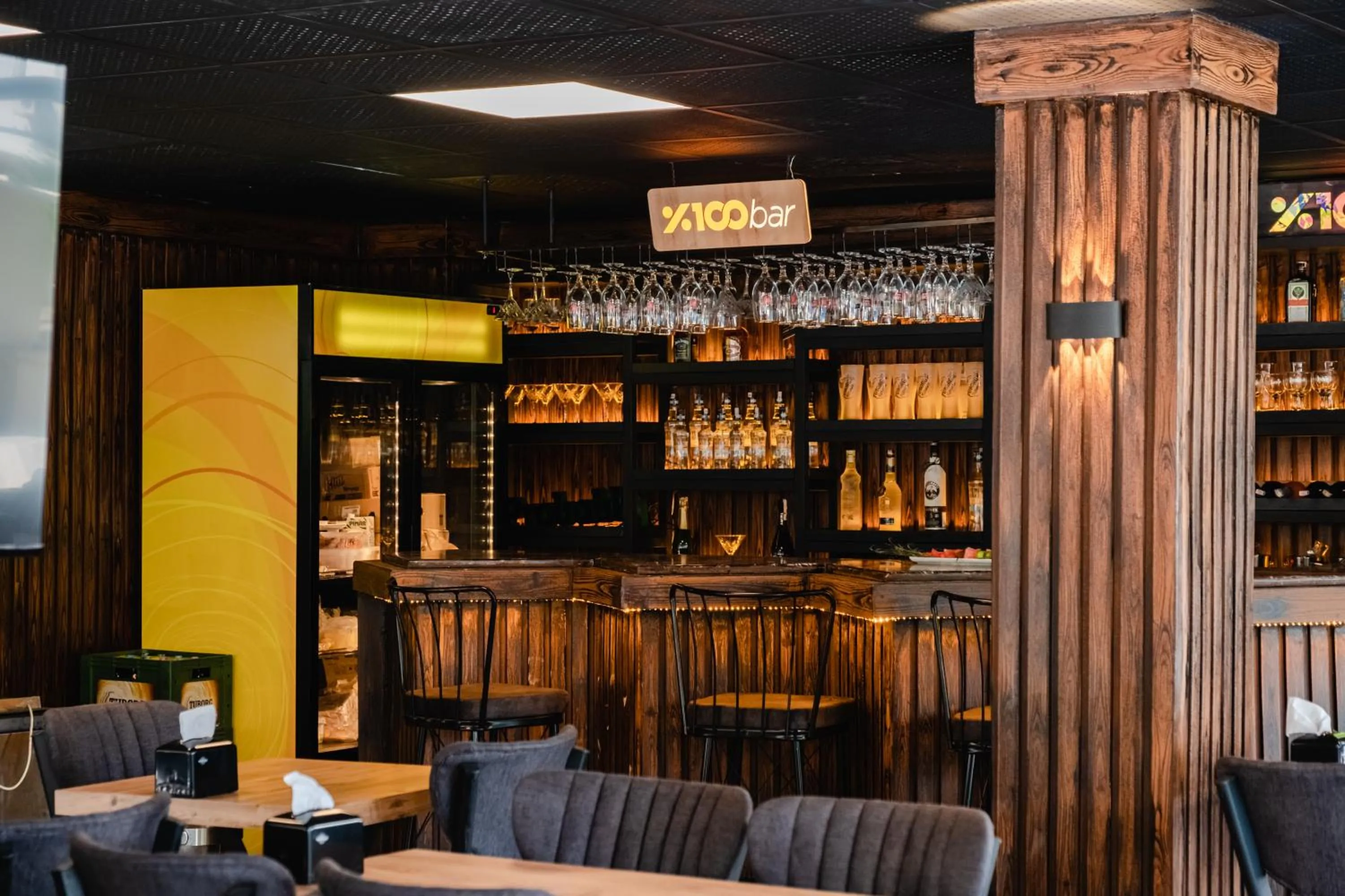 Lounge or bar, Restaurant/Places to Eat in Orange Owl Hotel