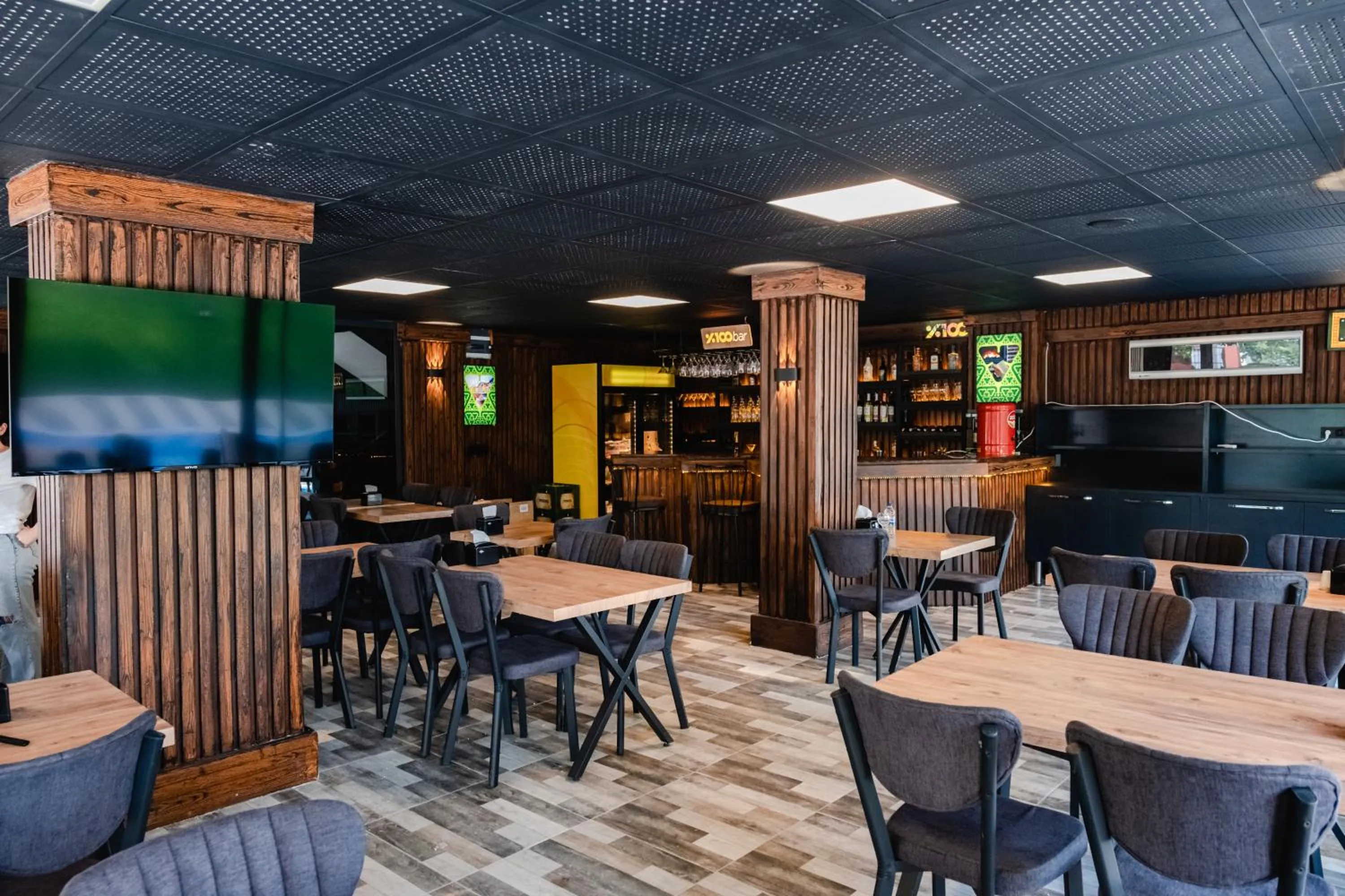 Restaurant/Places to Eat in Orange Owl Hotel