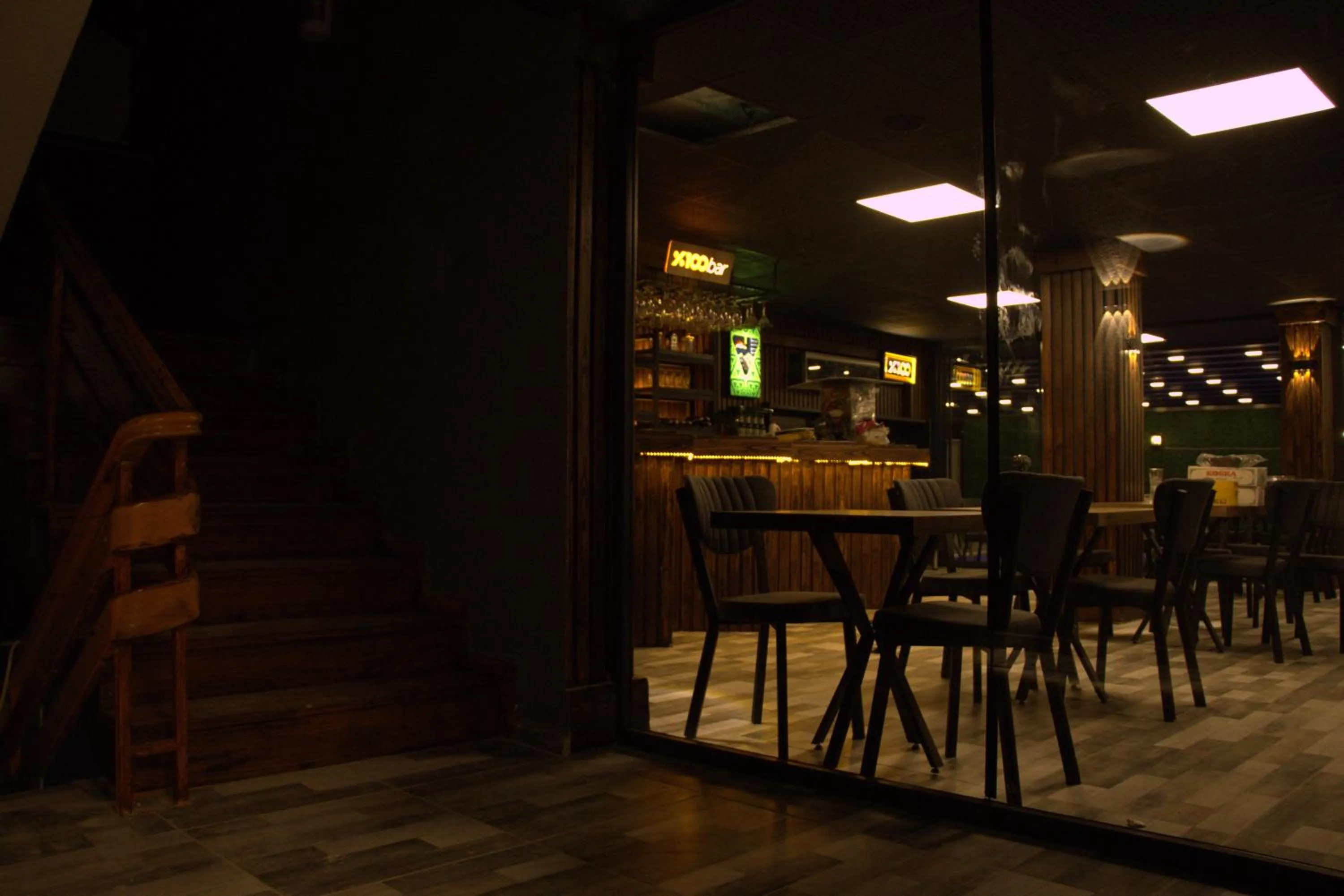 Restaurant/places to eat in Orange Owl Hotel