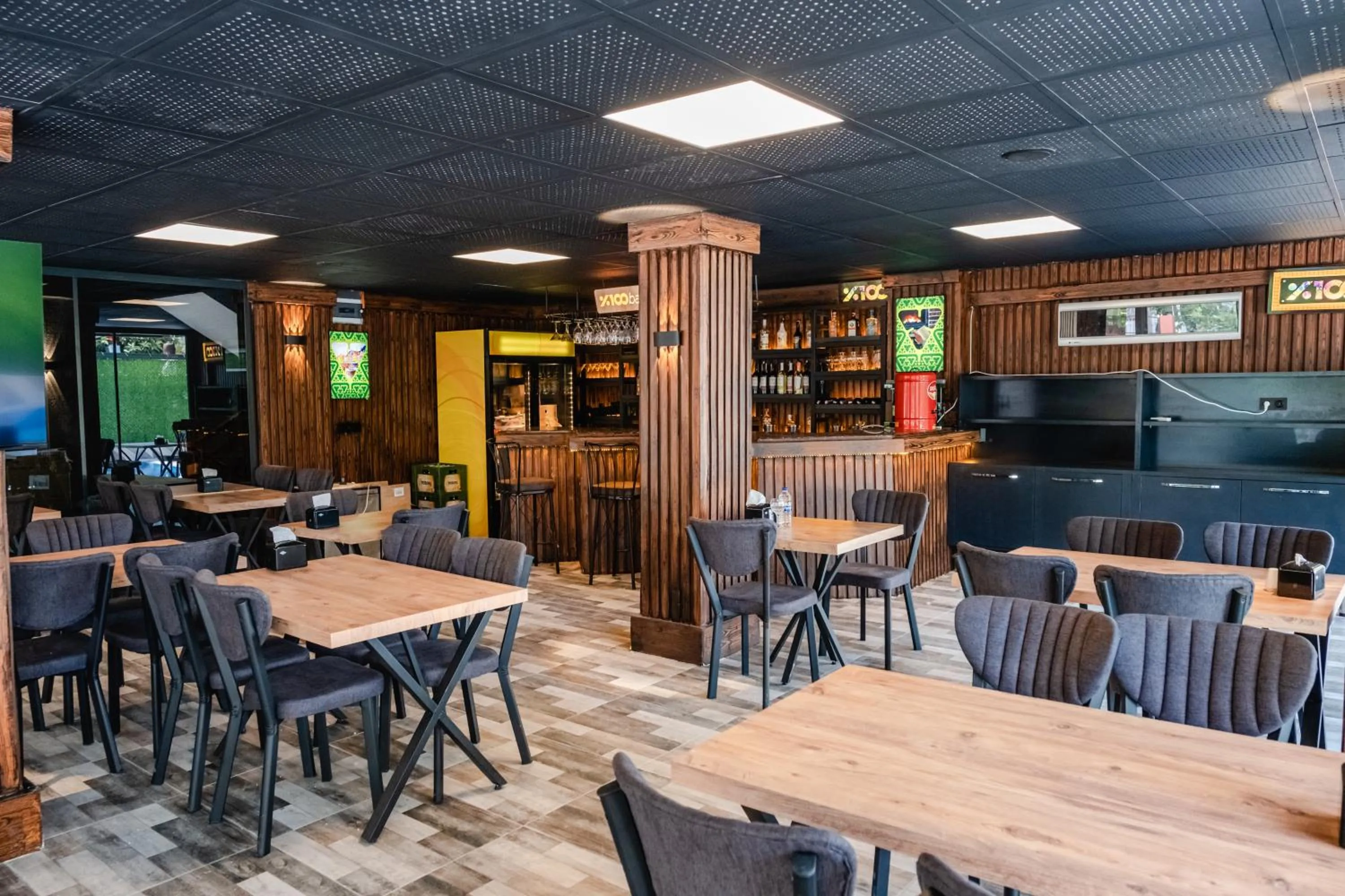 Restaurant/Places to Eat in Orange Owl Hotel