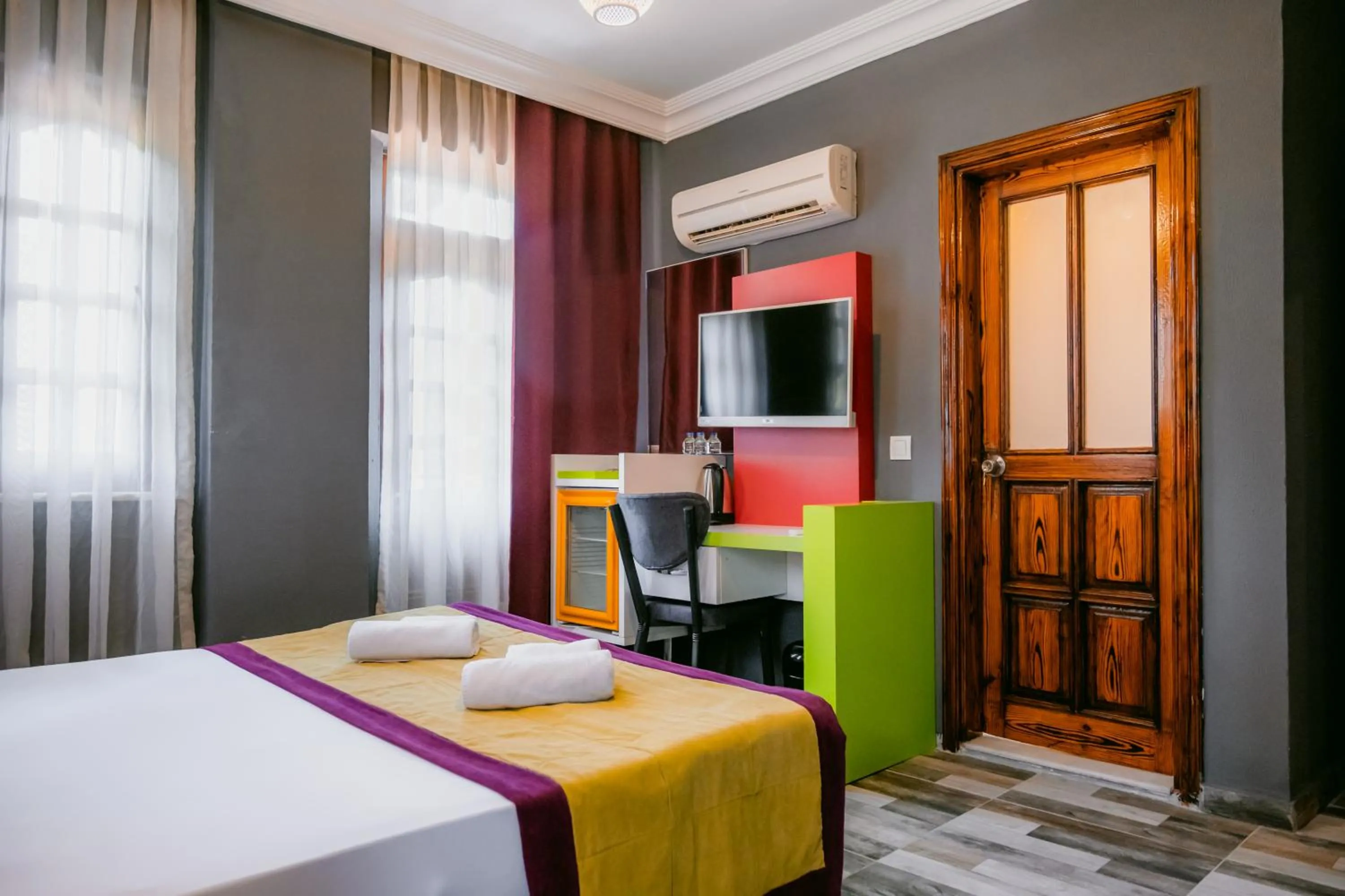 Massage, Bed in Orange Owl Hotel