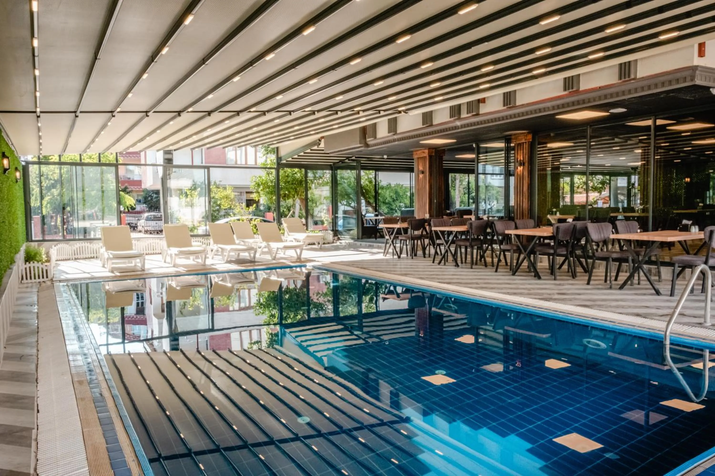 Restaurant/places to eat, Swimming Pool in Orange Owl Hotel