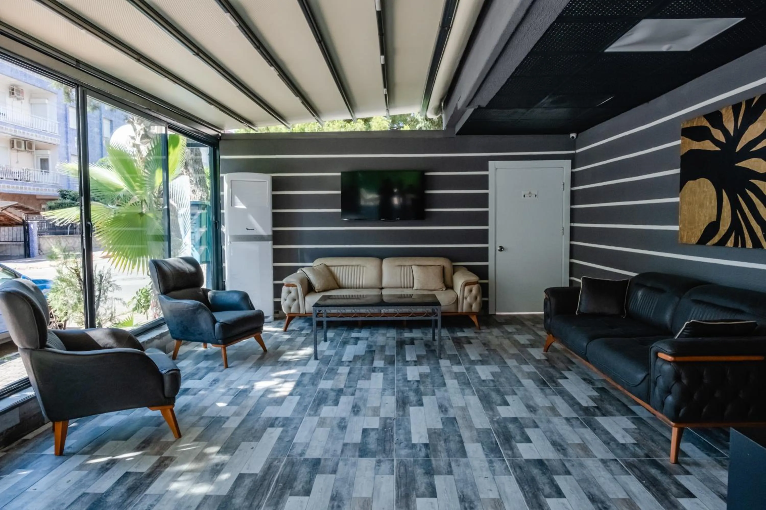 Communal lounge/ TV room, Seating Area in Orange Owl Hotel