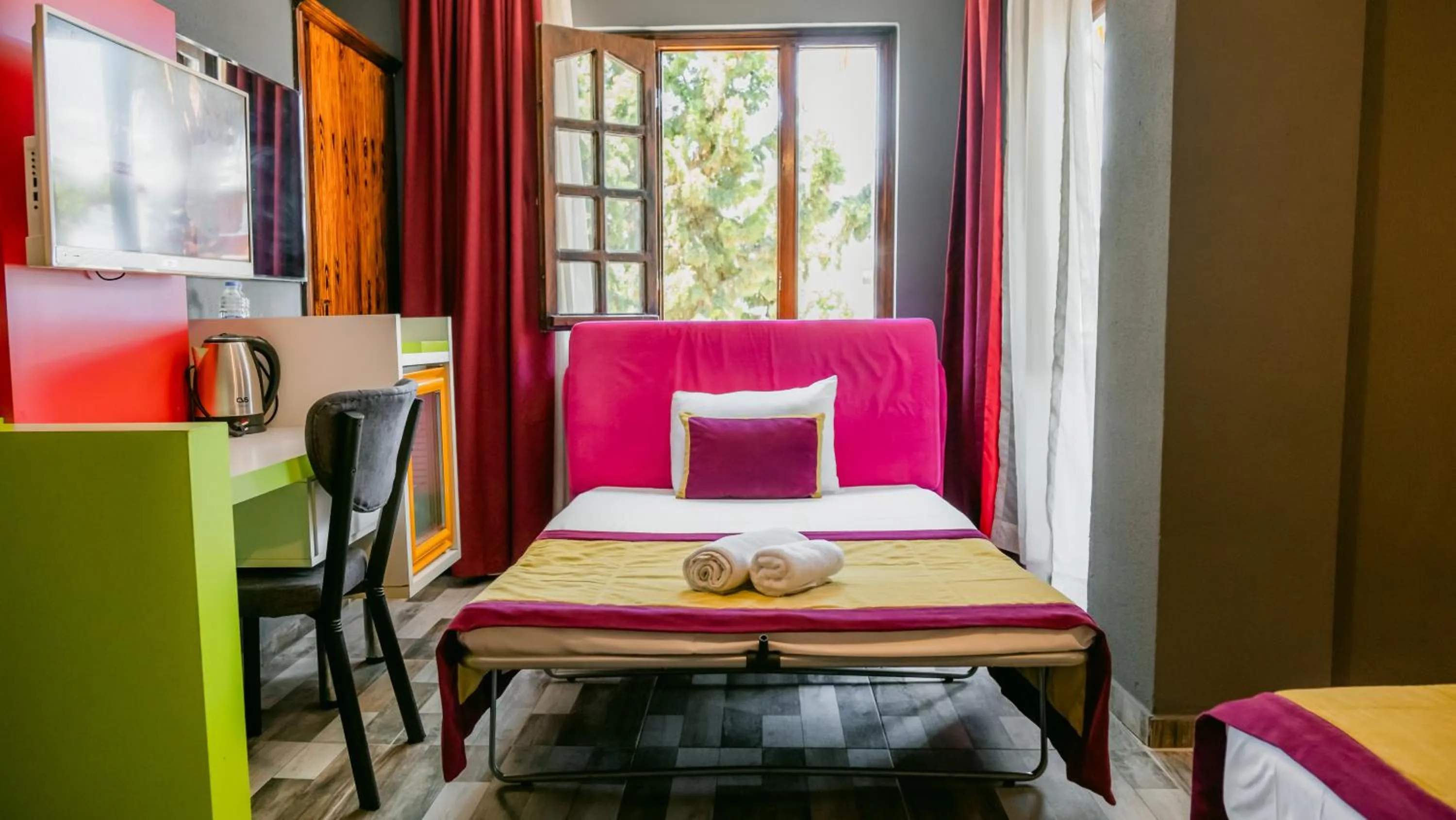 Massage, Dining Area in Orange Owl Hotel