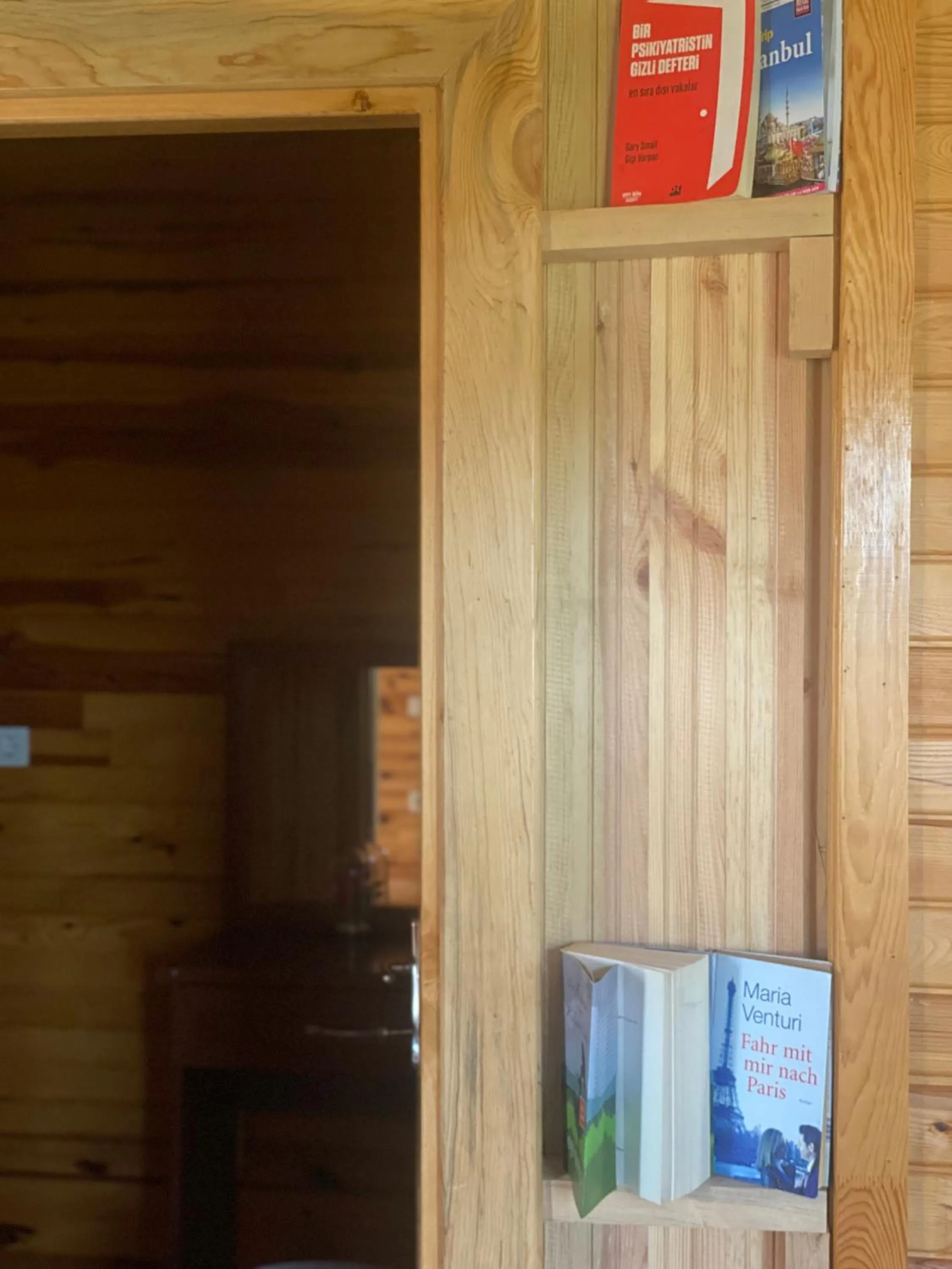 Library in Rosemary Pansiyon