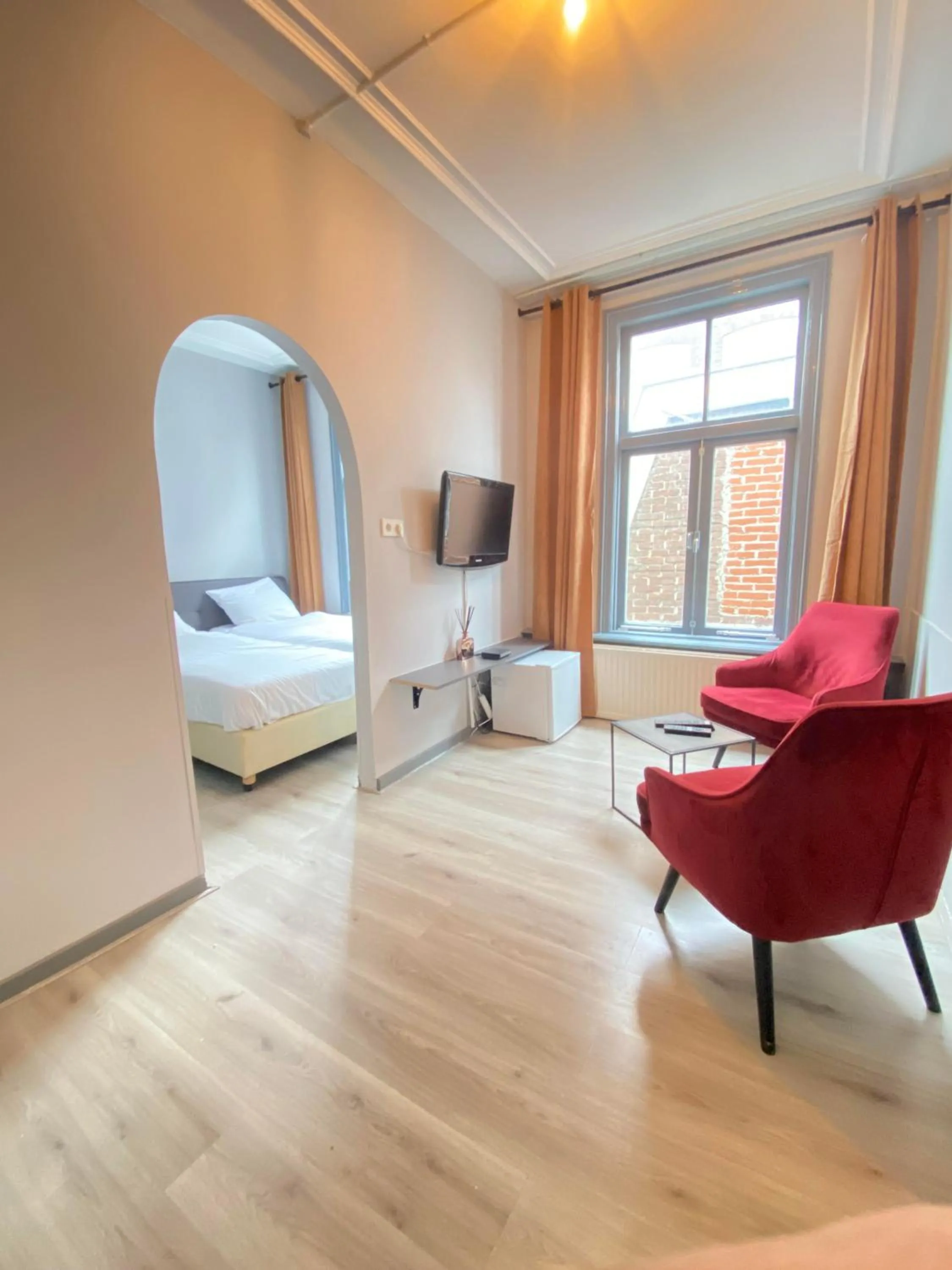 Seating area, Bed in Hotel Bridges House - Delft City Centre