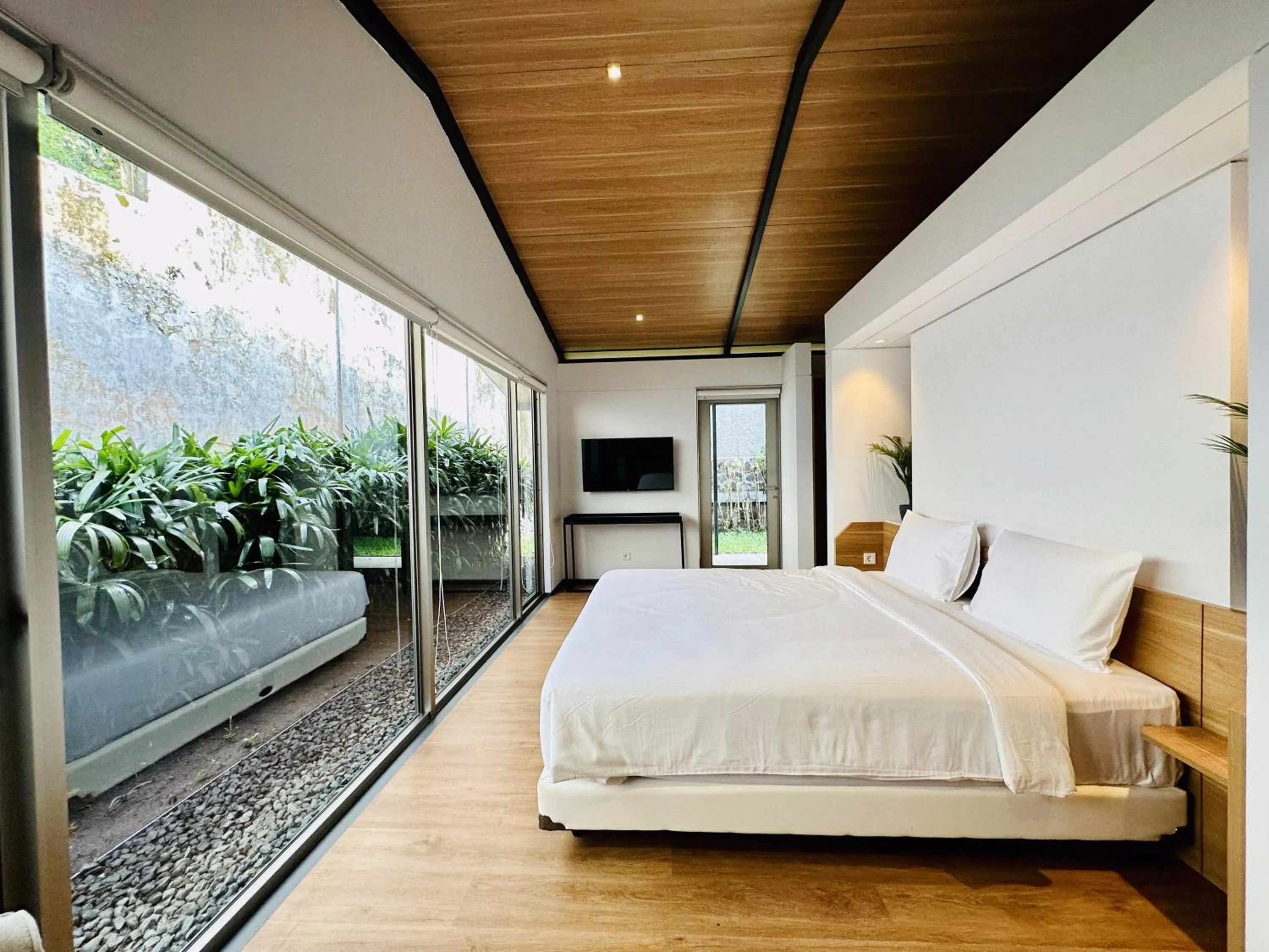 TV and multimedia, Bed in Bungalow Homes