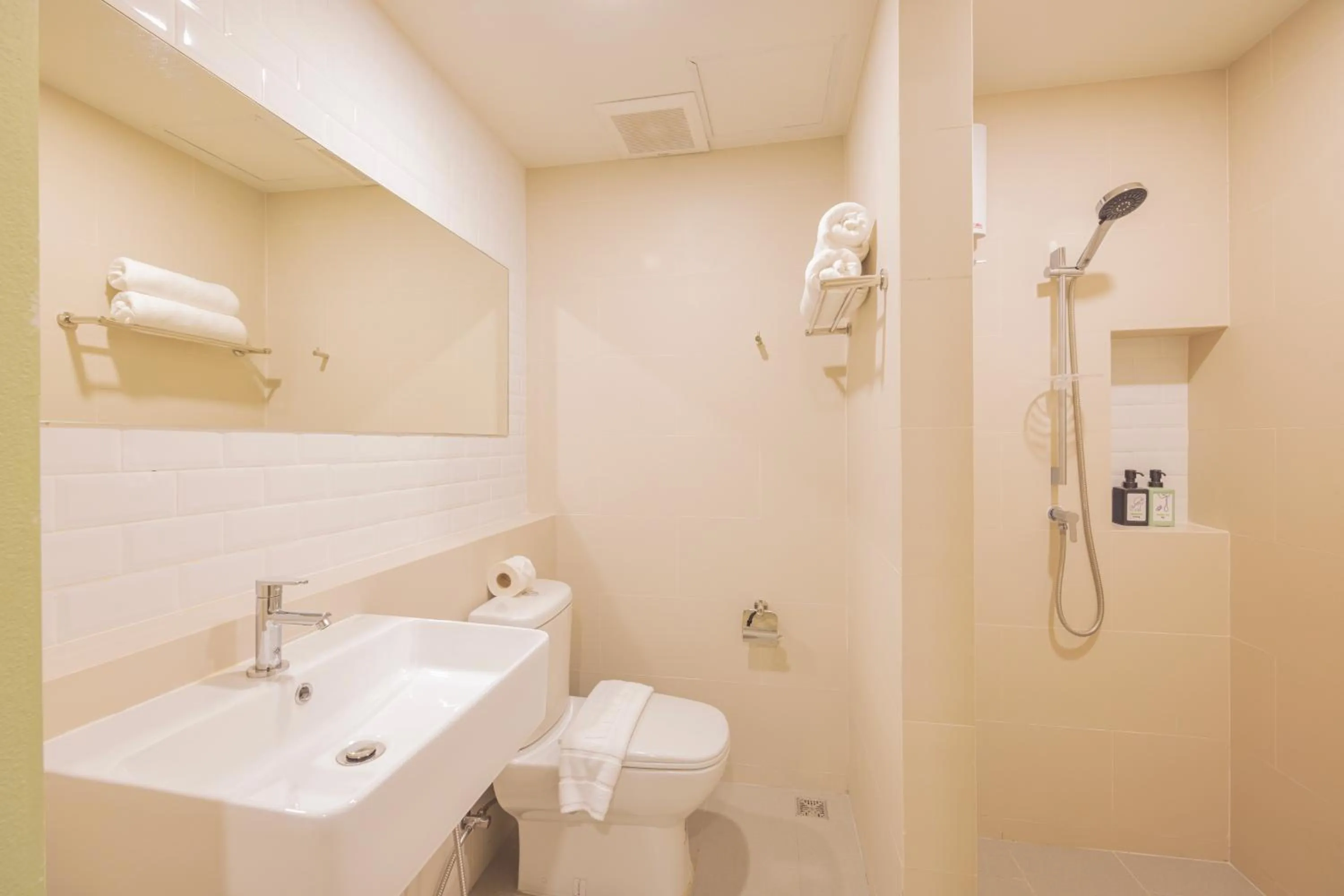 Shower in Chamemon Bed Phuket Town