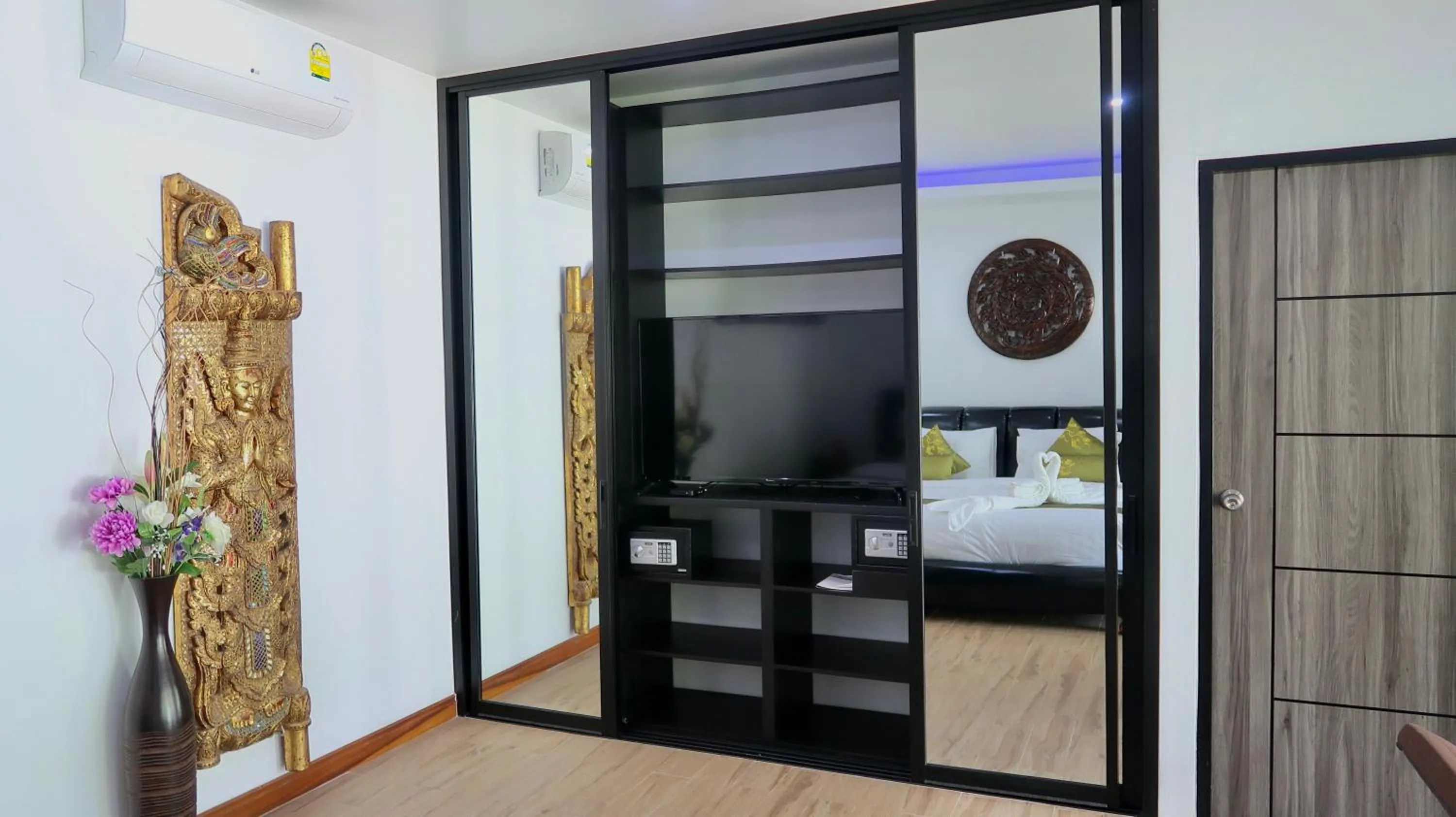 Photo of the whole room, Bed in Jasmine Village