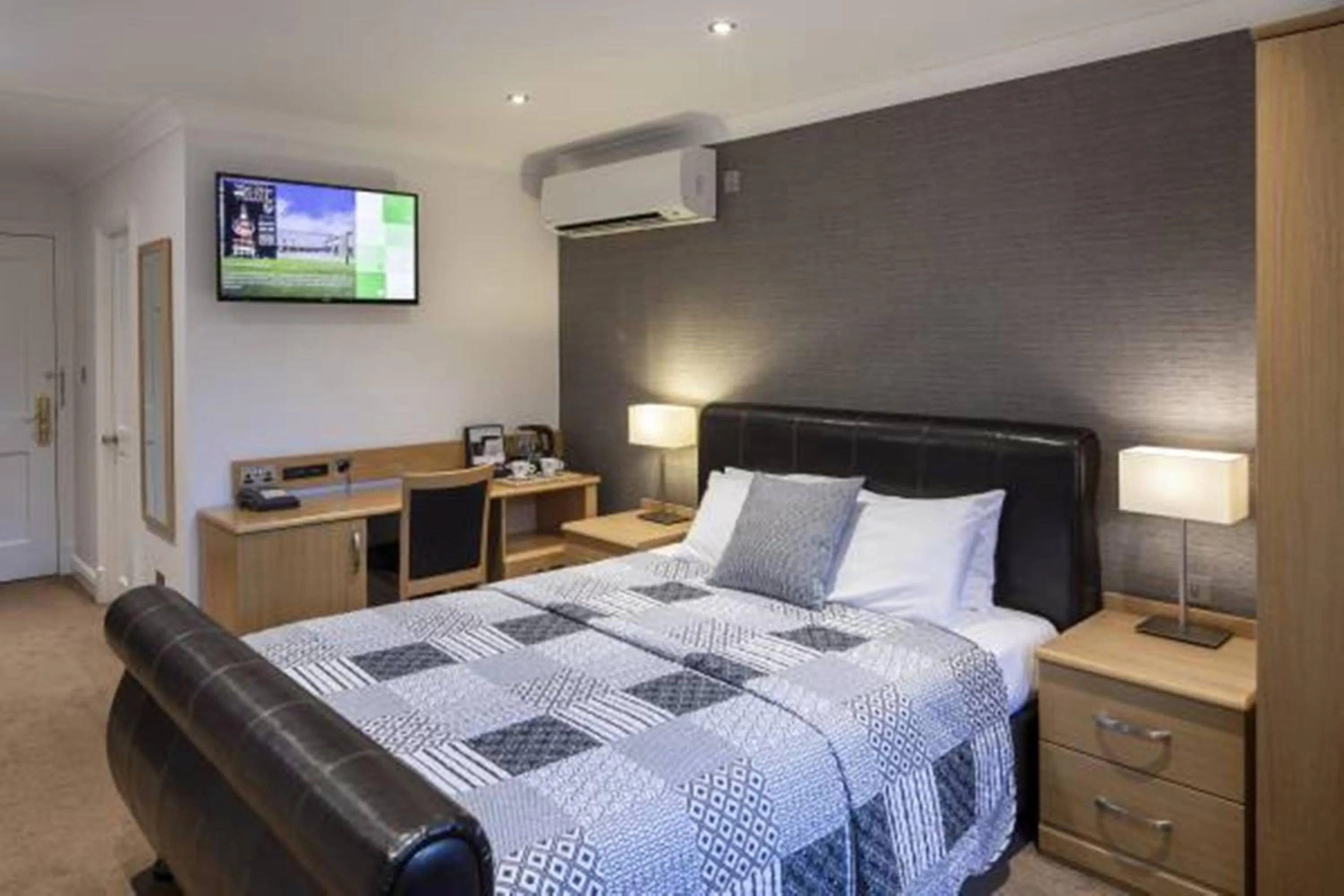 Bedroom, Bed in Weetwood Hall Estate