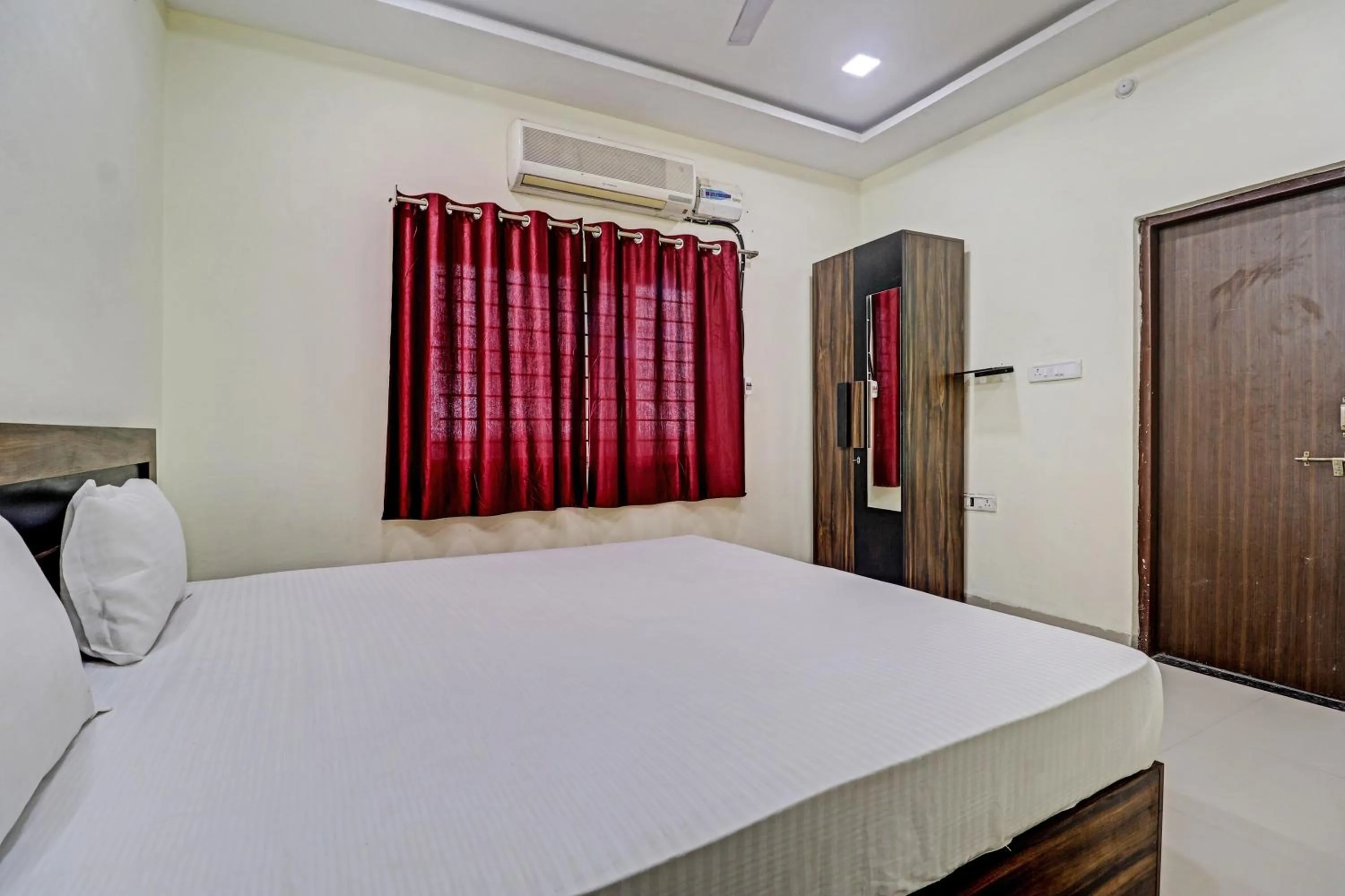 Bedroom, Bed in Super HOTEL O MIDWAY TREAT DHAR