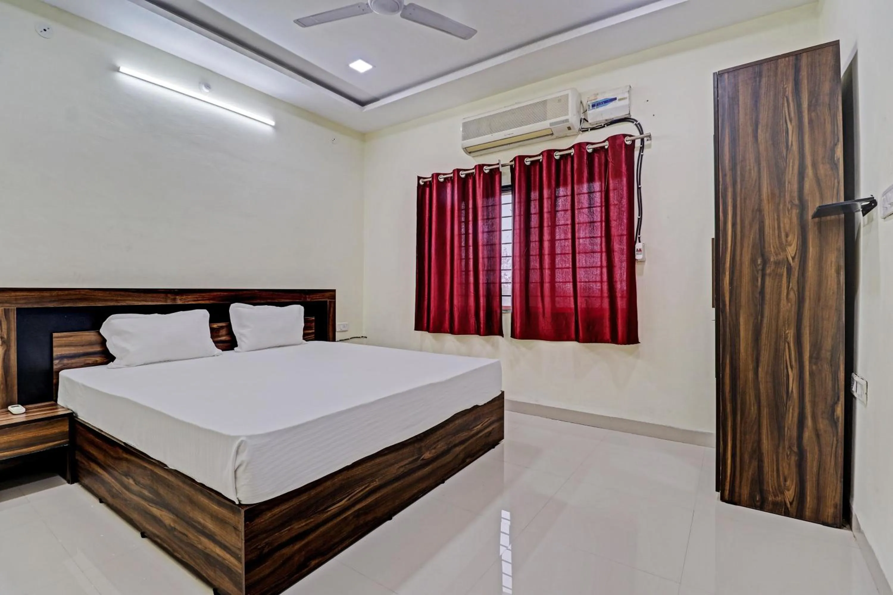 Bedroom, Bed in Super HOTEL O MIDWAY TREAT DHAR