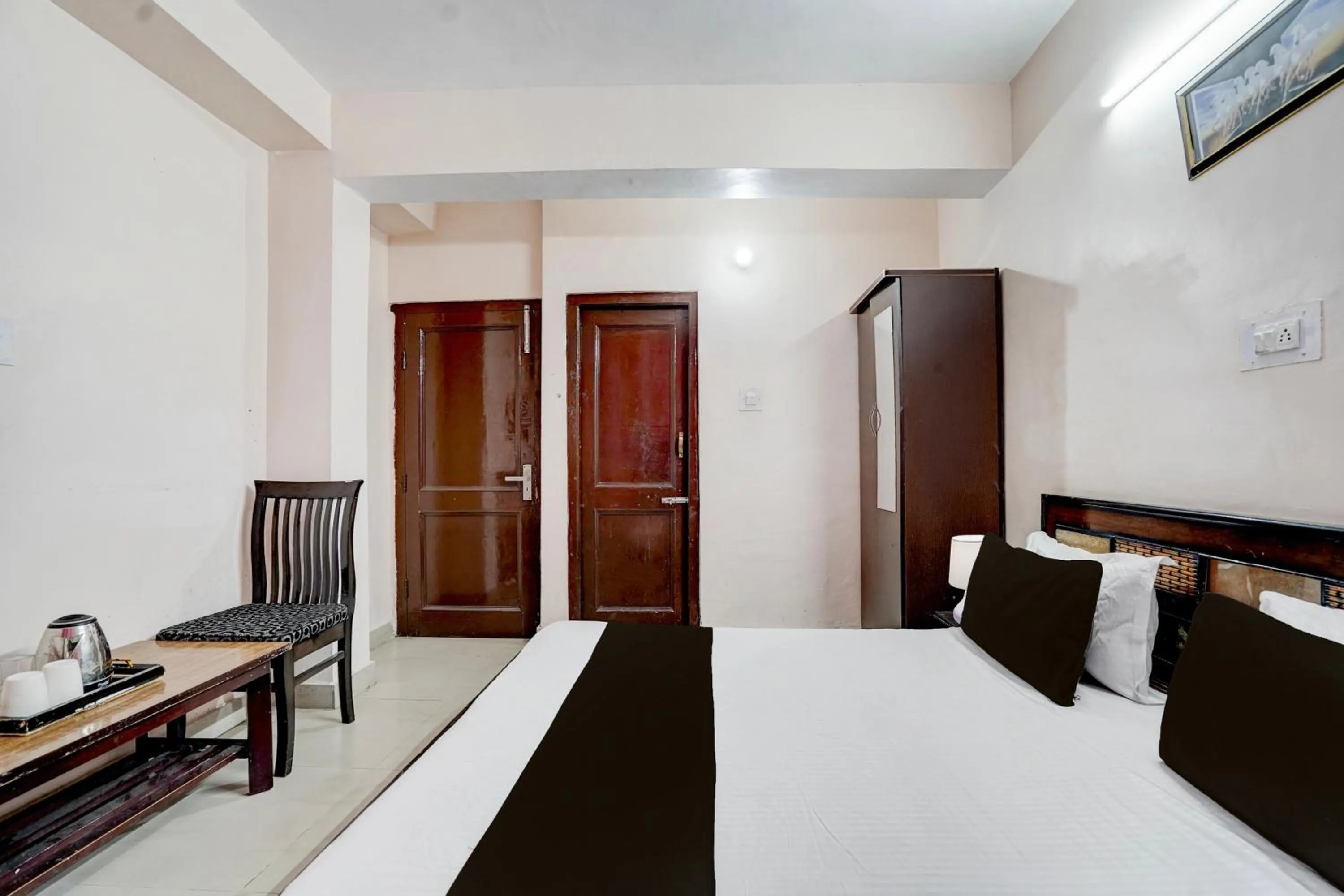 Bedroom in Hotel O Basera