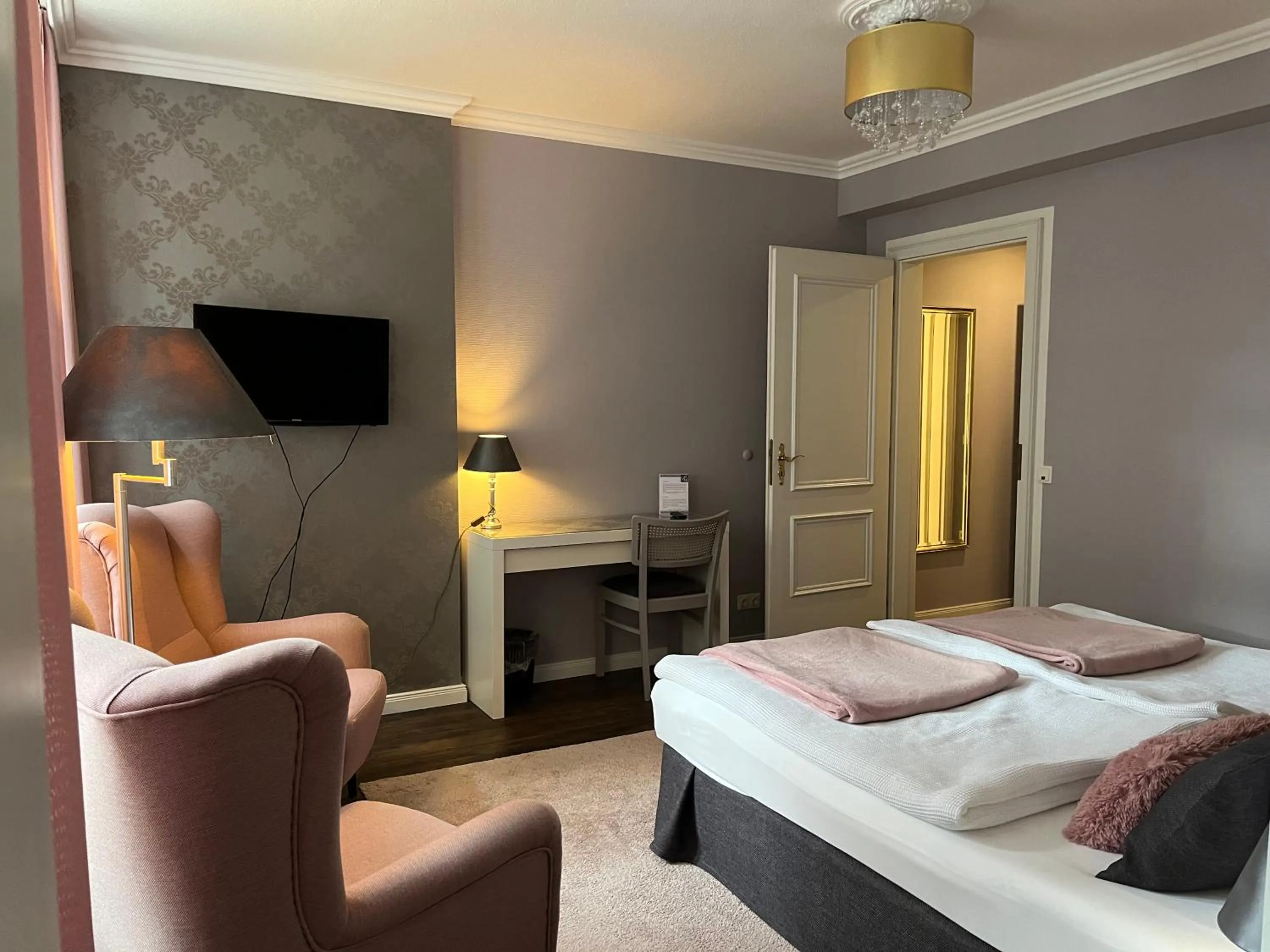 Photo of the whole room, Bed in Rein Klassik Hotel