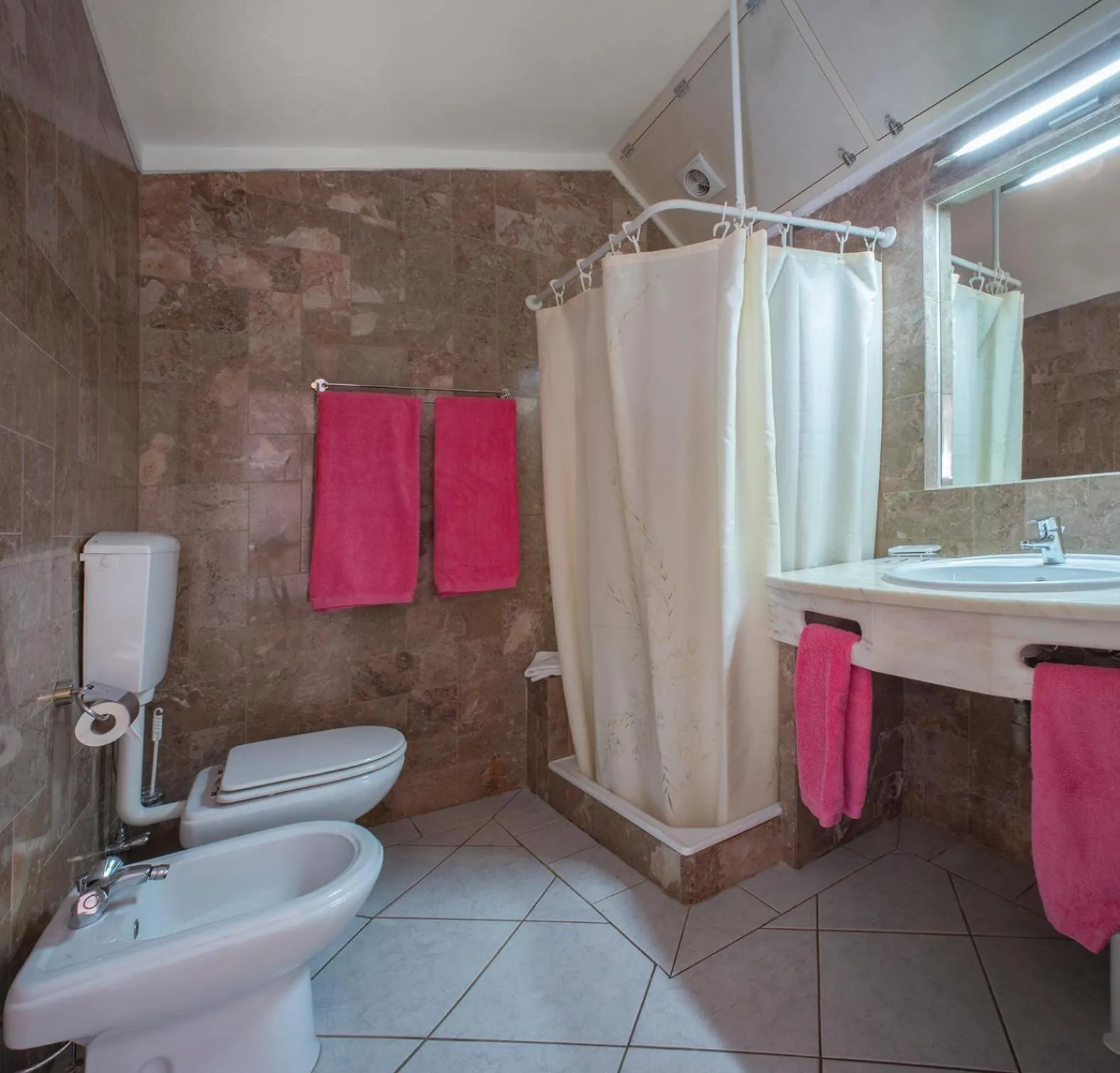 1 Bed Flat - Sleeps 2 - Pool - Parking - Wifi