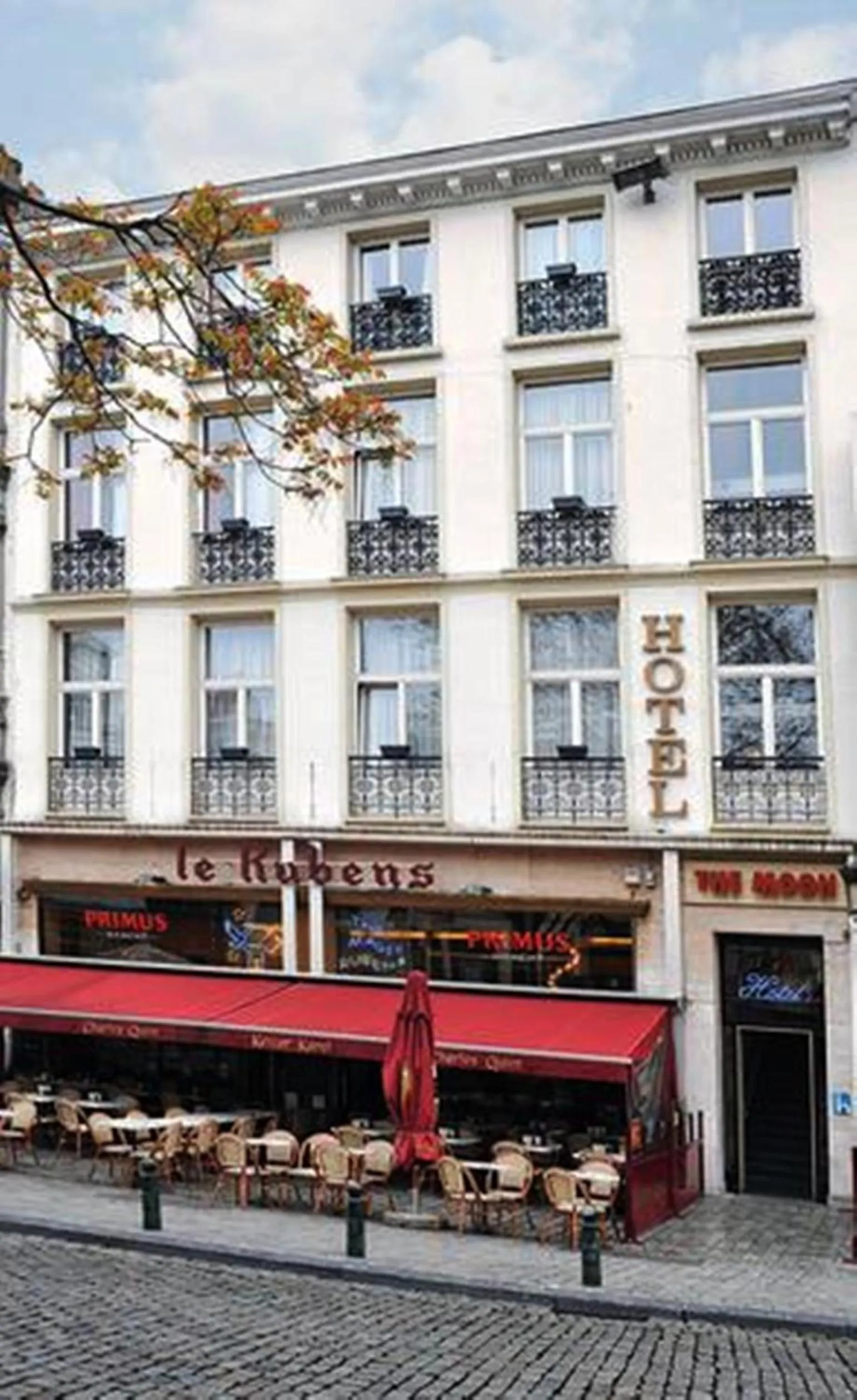 Facade/entrance in Hotel The Moon