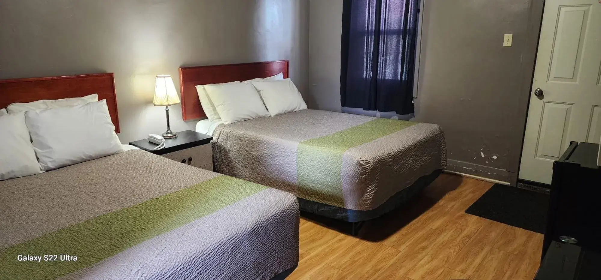 Double Room with Two Double Beds - Smoking in Tulip Motel Double Room with Two Double Beds - Smoking in Tulip Motel