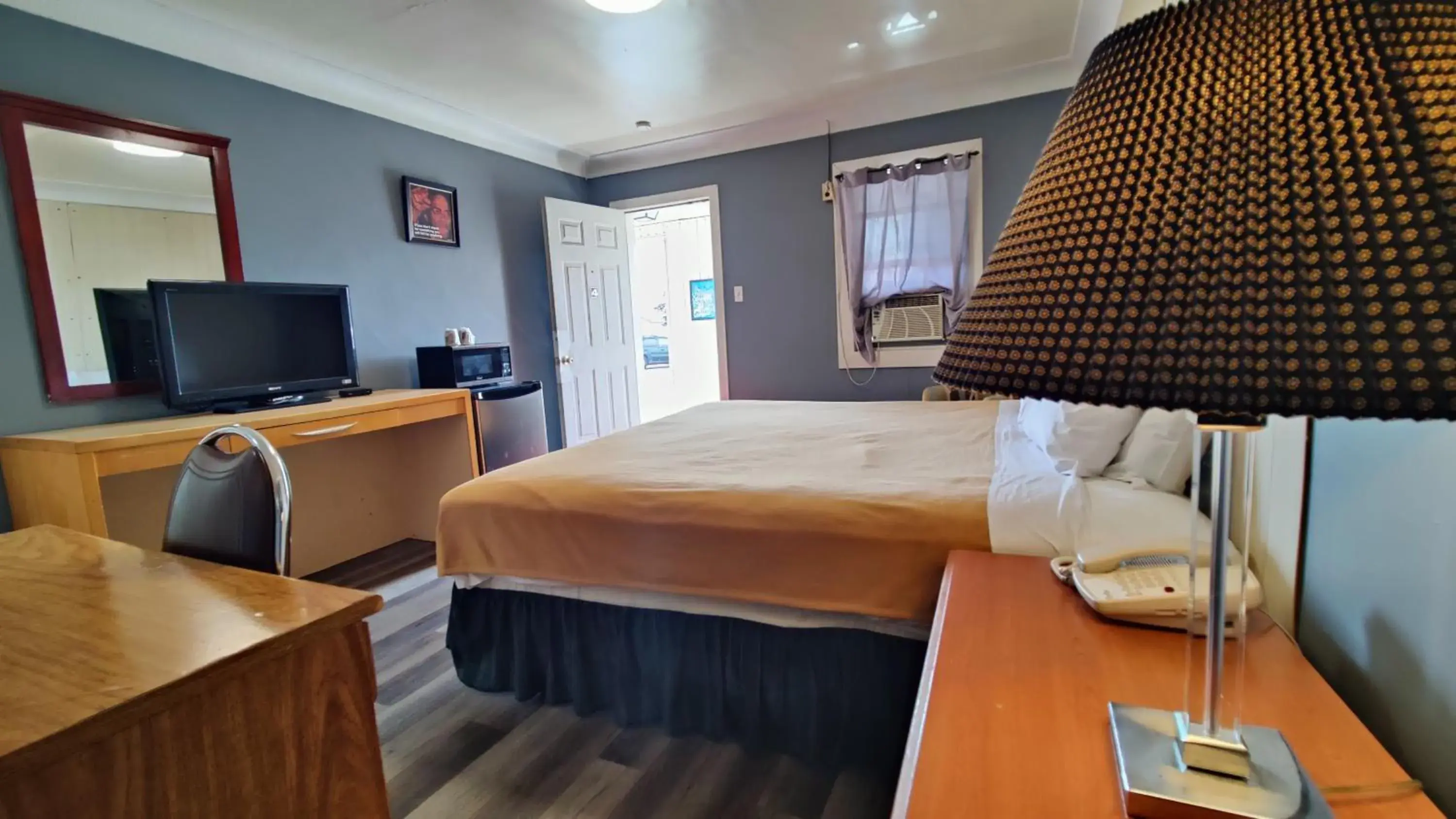 King Room - Smoking in Tulip Motel King Room - Smoking in Tulip Motel