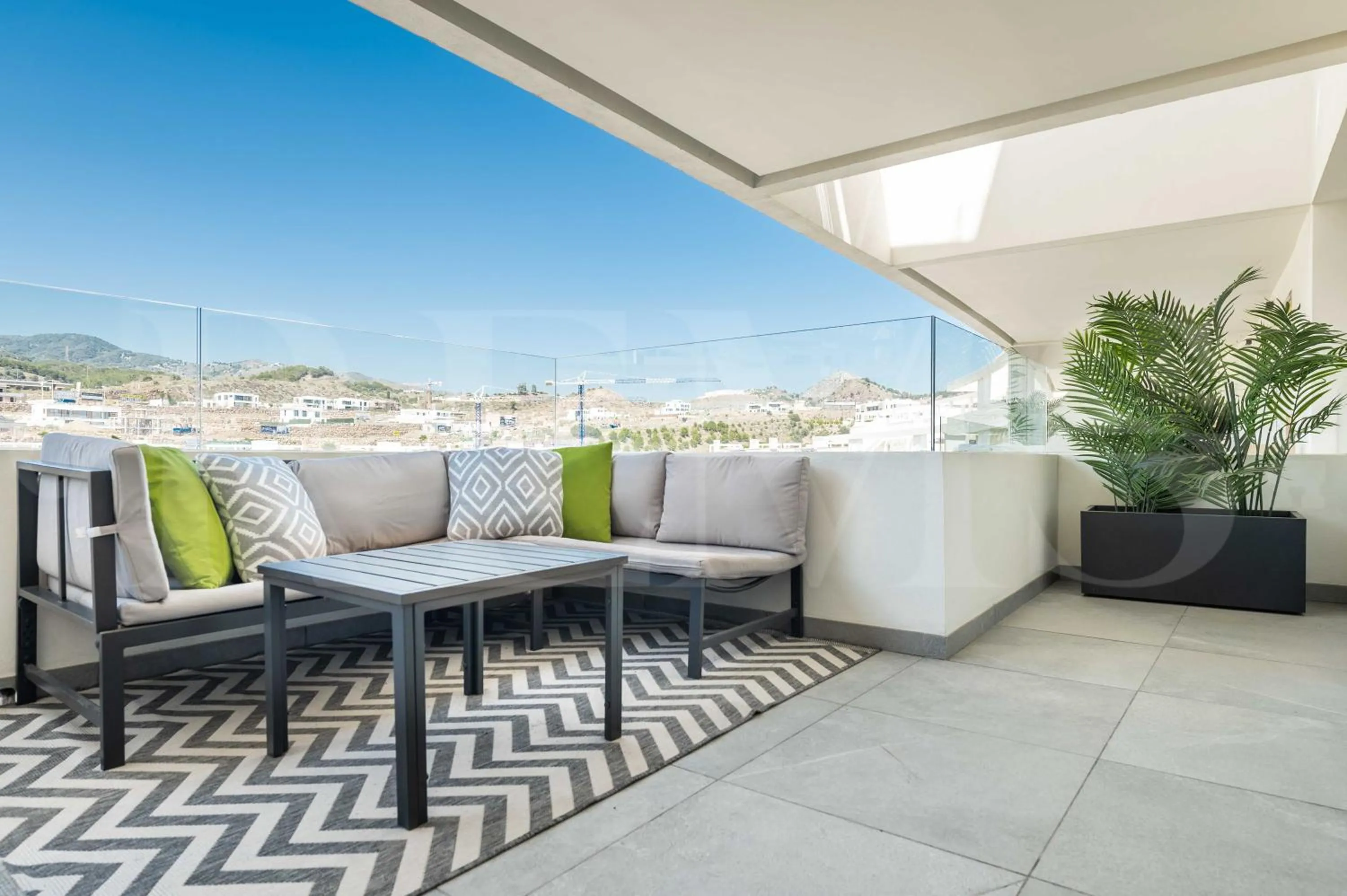 Apartment with parking, gym & terrace by REMS