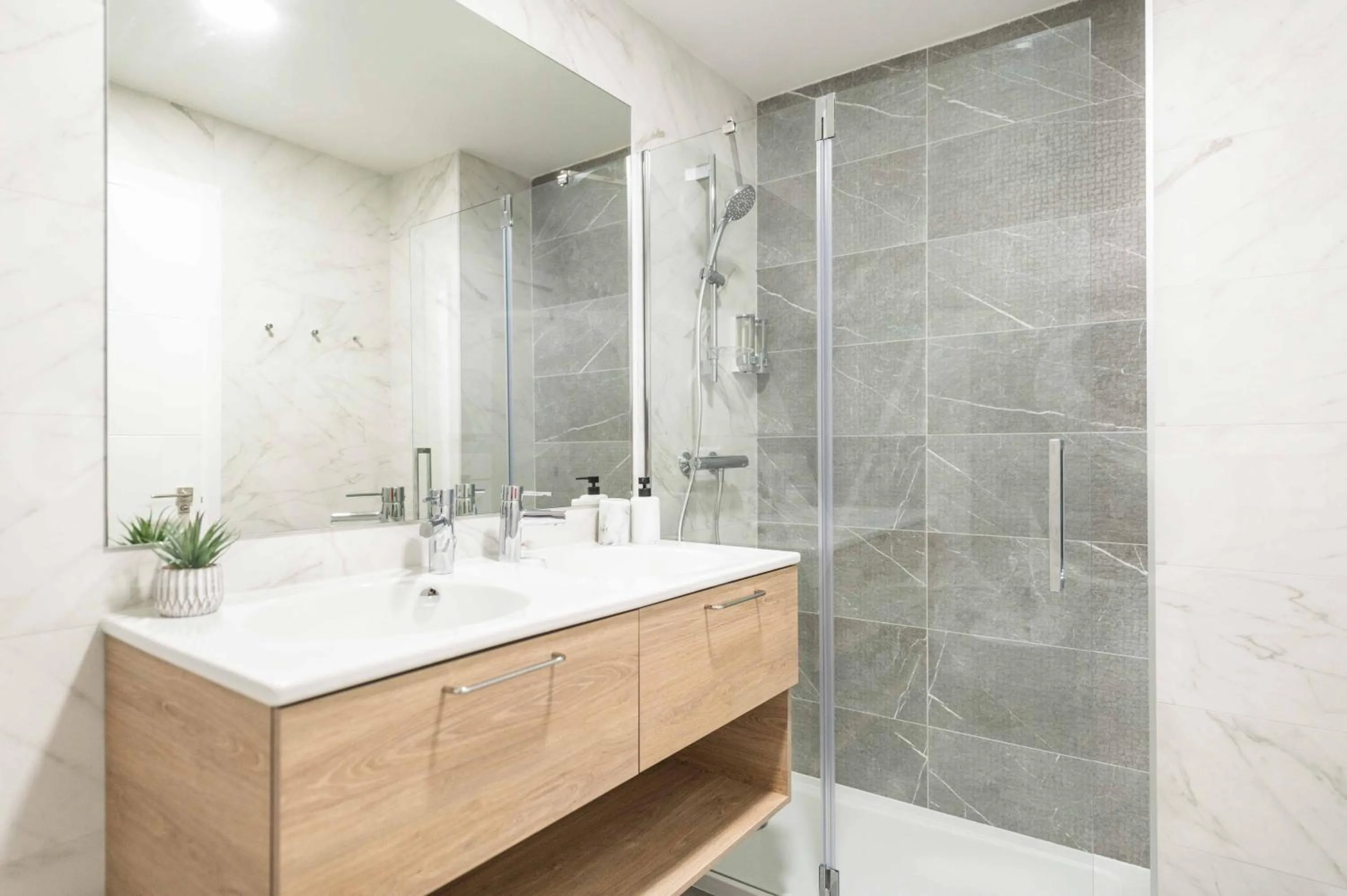 Apartment with parking, gym & terrace by REMS