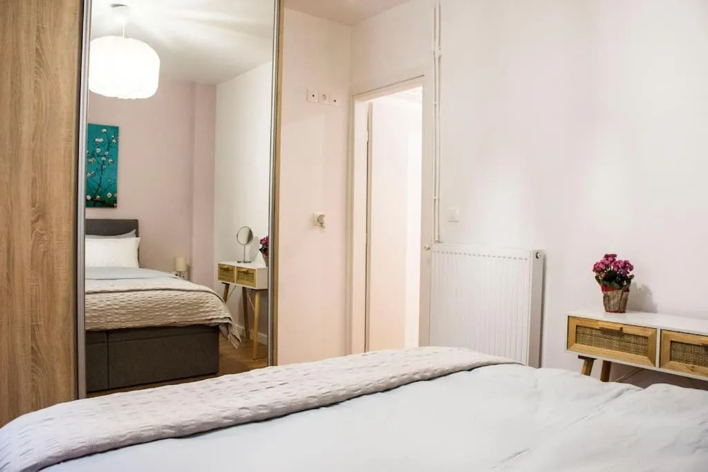 Newly renovated-City Center Apartment