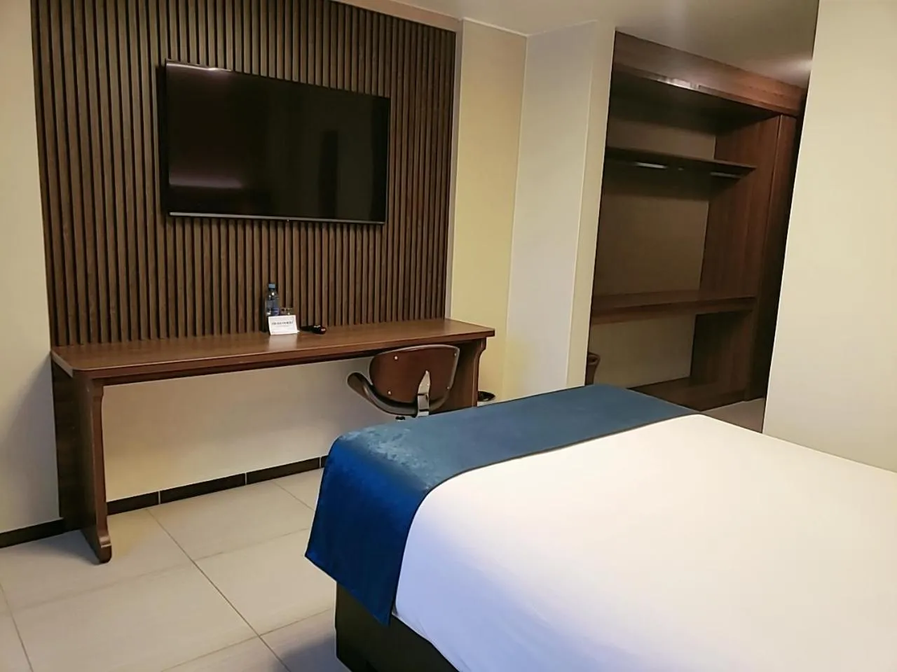 Communal lounge/ TV room, Bed in Hotel D'Carlo Class