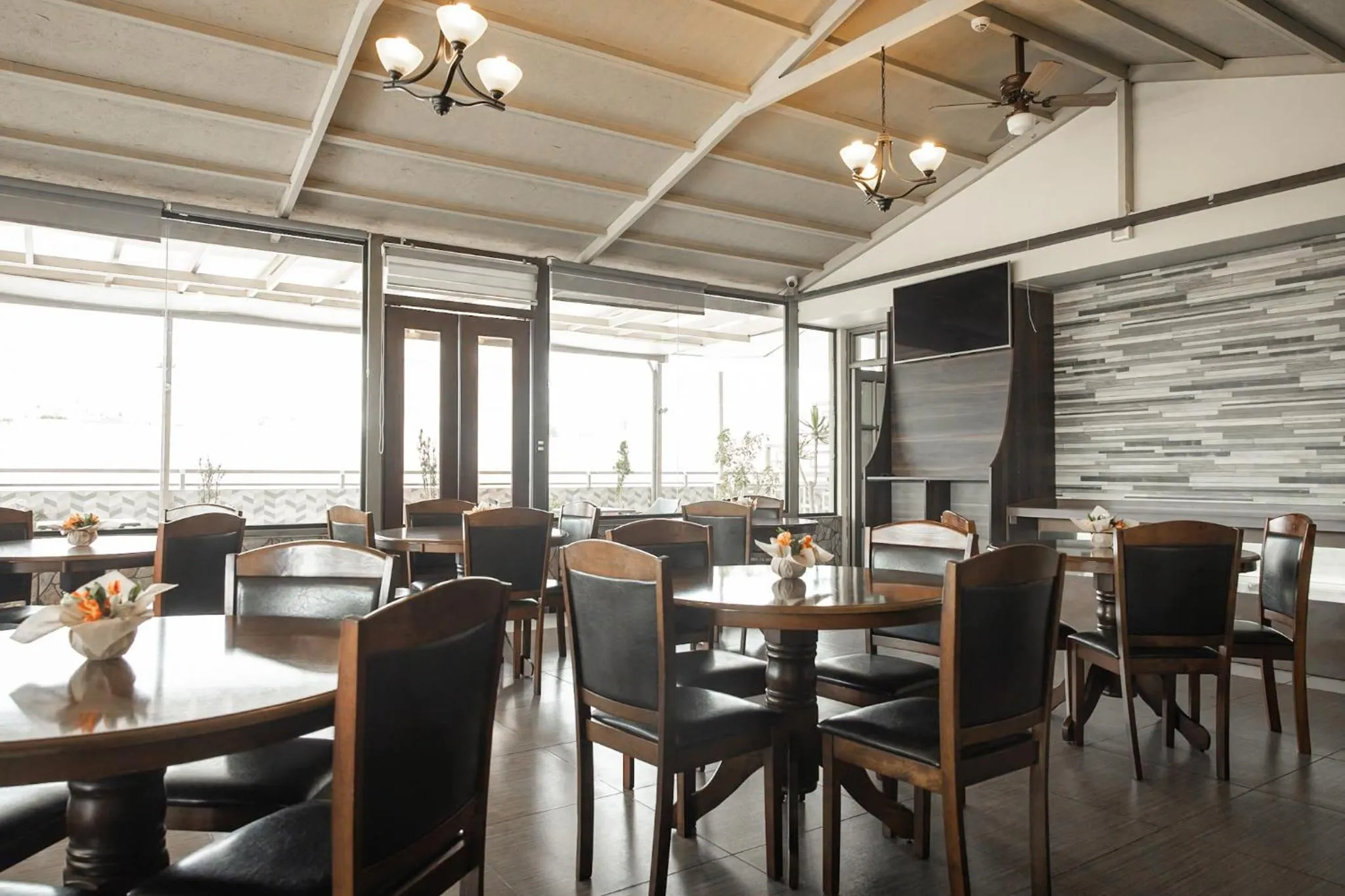 Restaurant/places to eat in Hotel D'Carlo Class