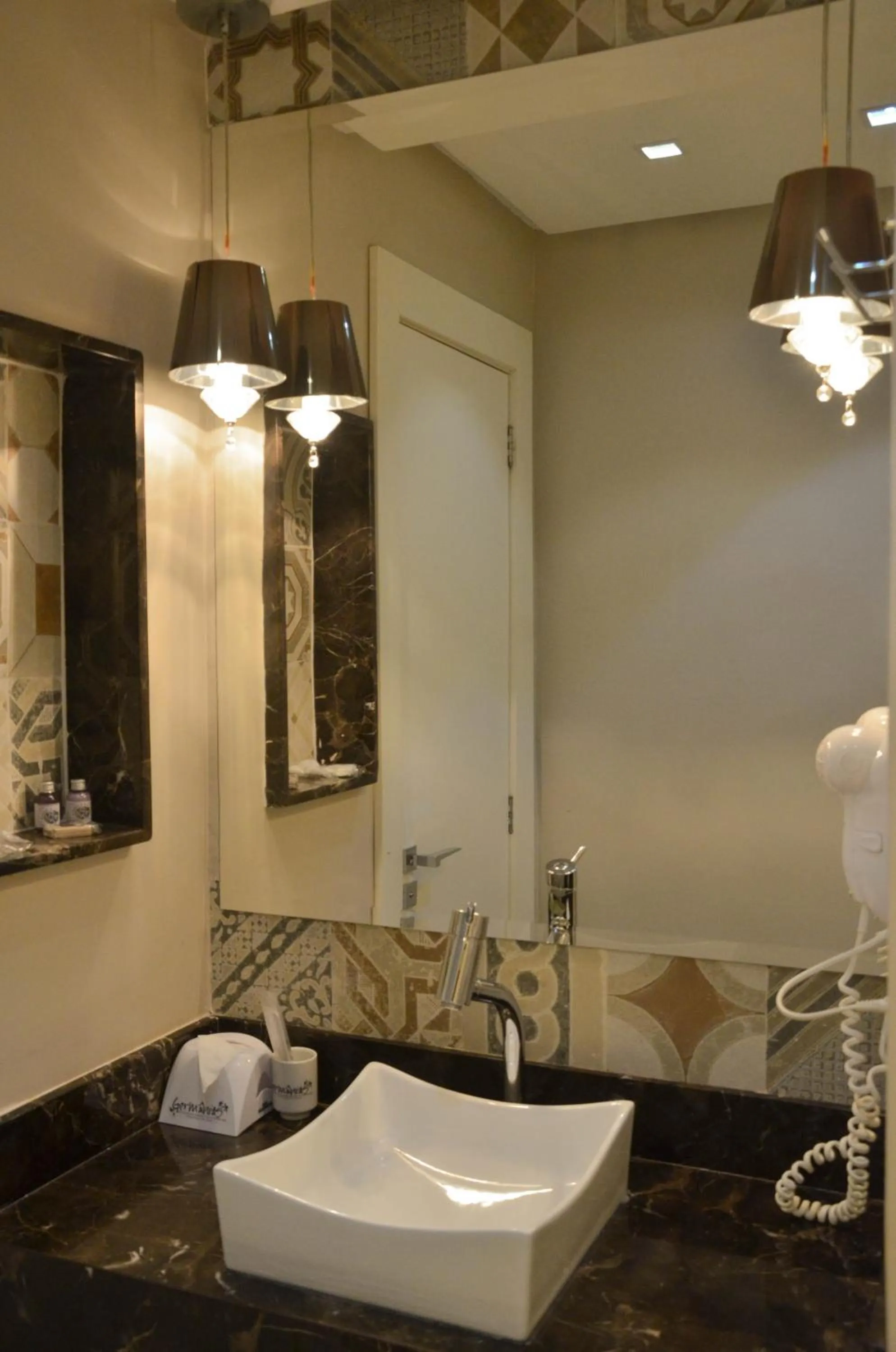 Bathroom in Germanias Blumen Hotel