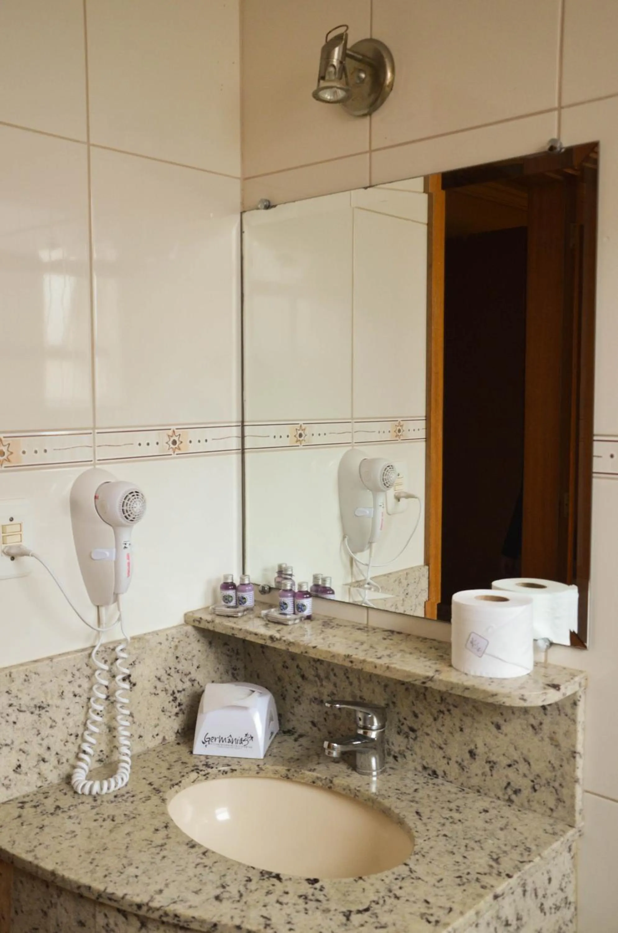 Bathroom in Germanias Blumen Hotel