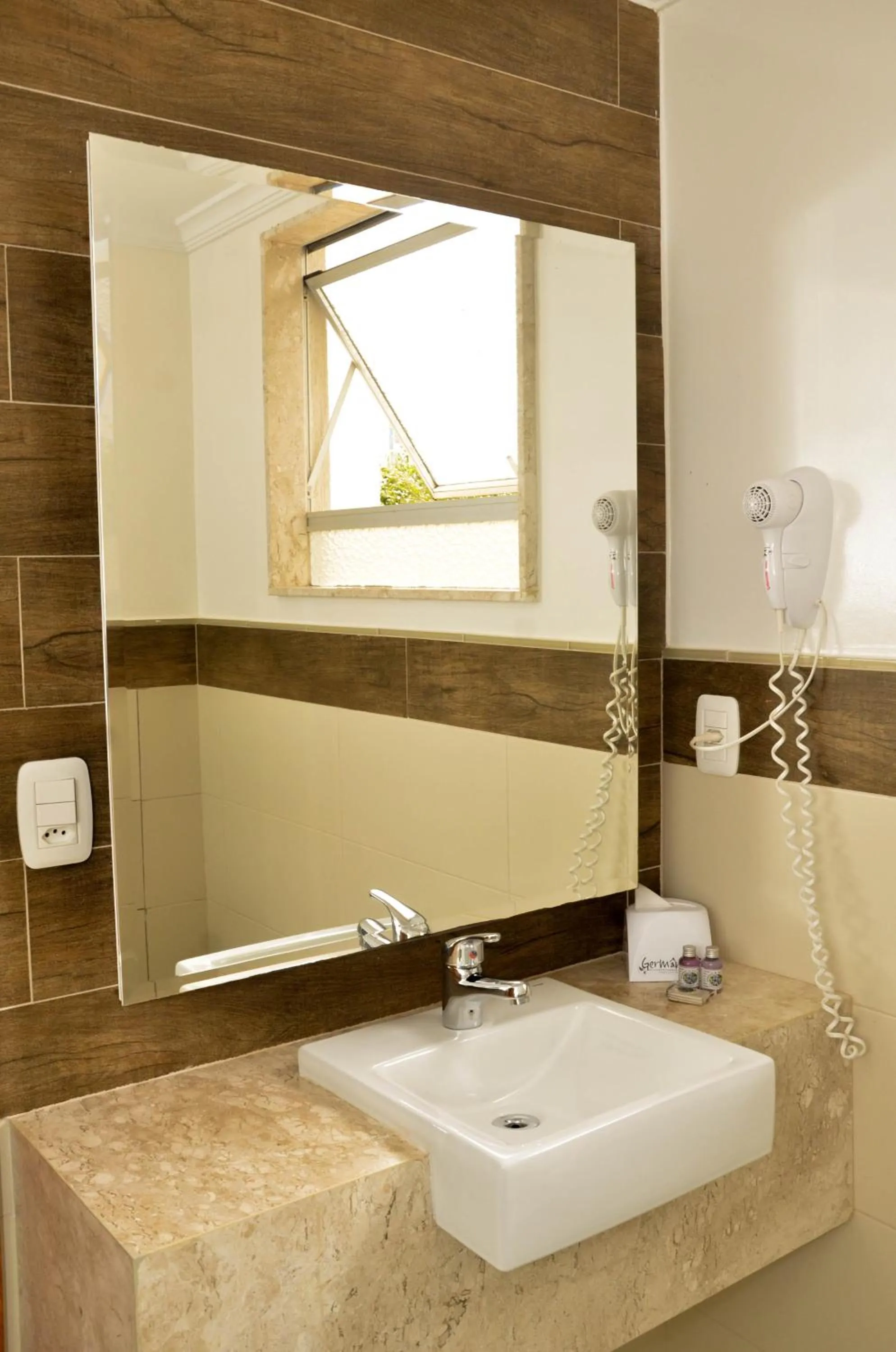 Bathroom in Germanias Blumen Hotel