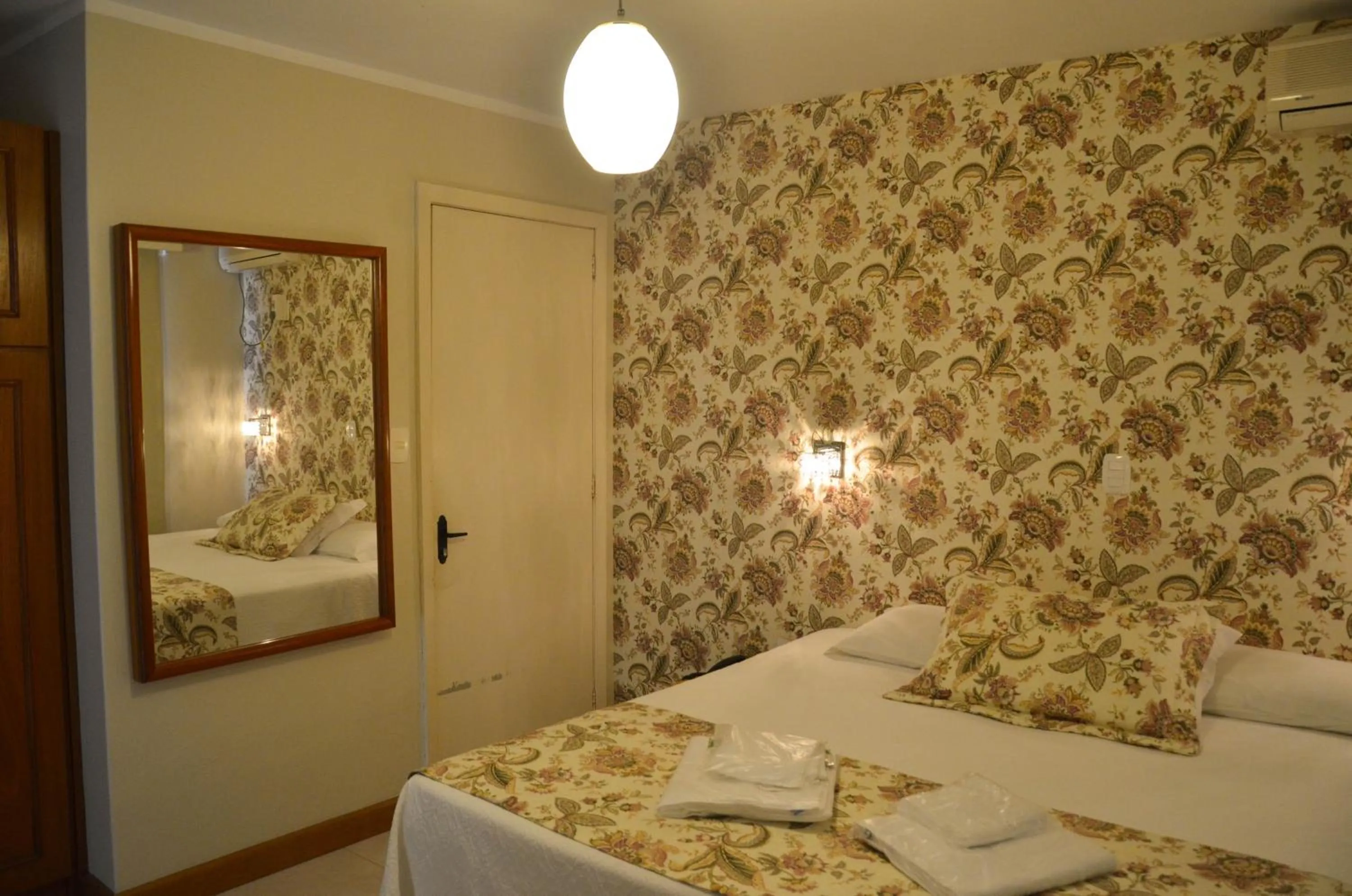 Photo of the whole room, Bed in Germanias Blumen Hotel
