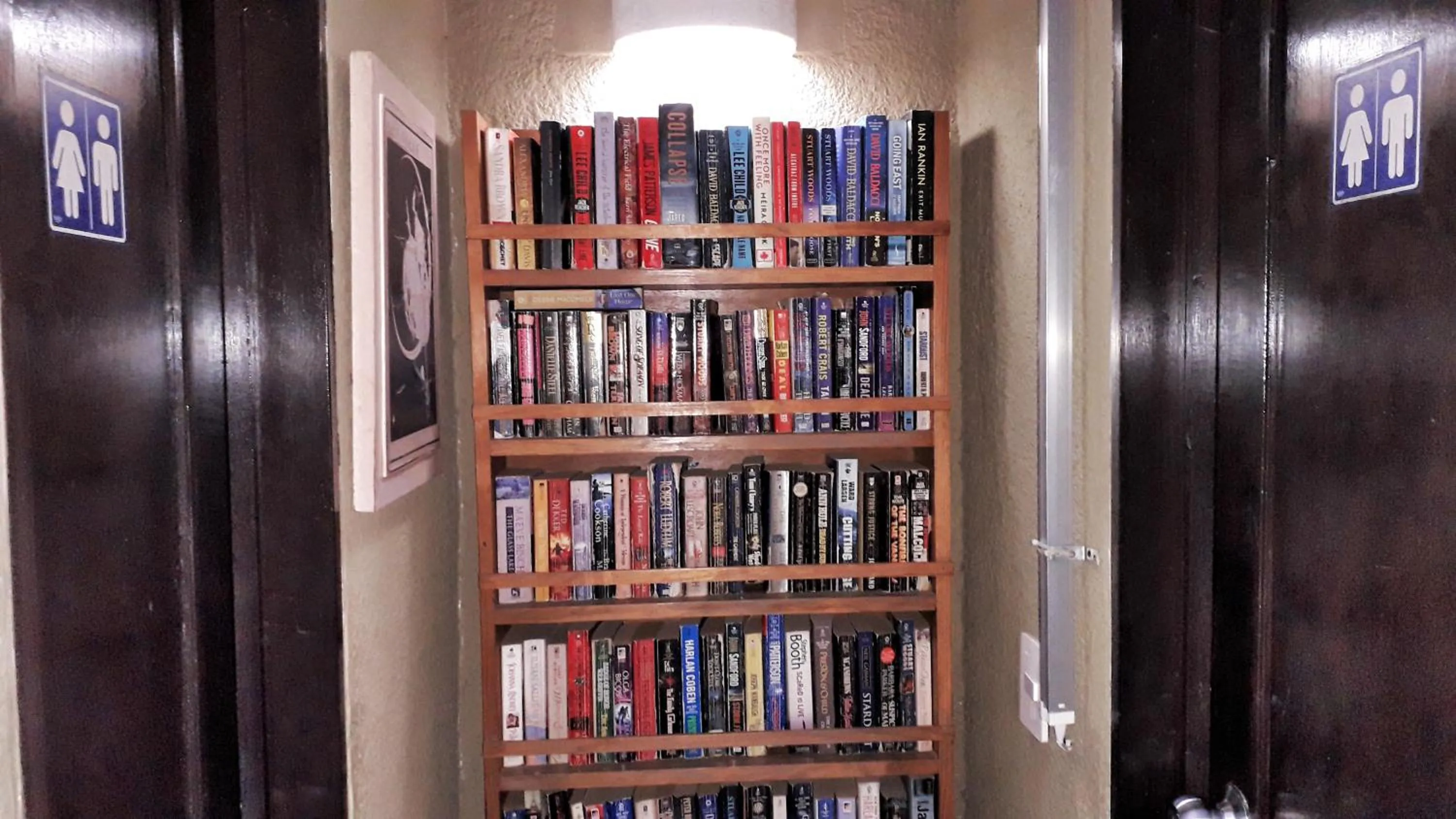 Library in Solimar Inn Suites