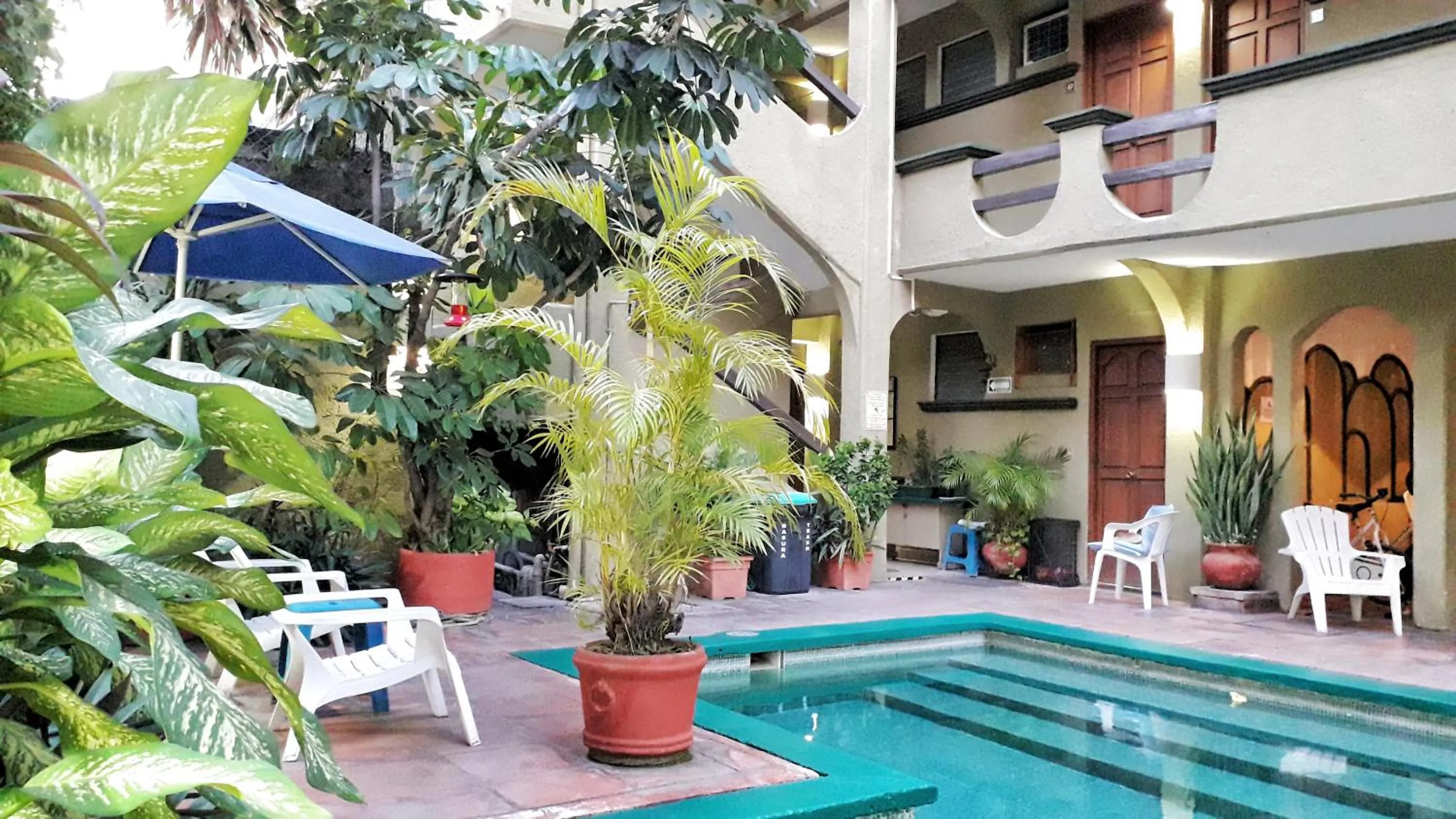 Swimming pool in Solimar Inn Suites