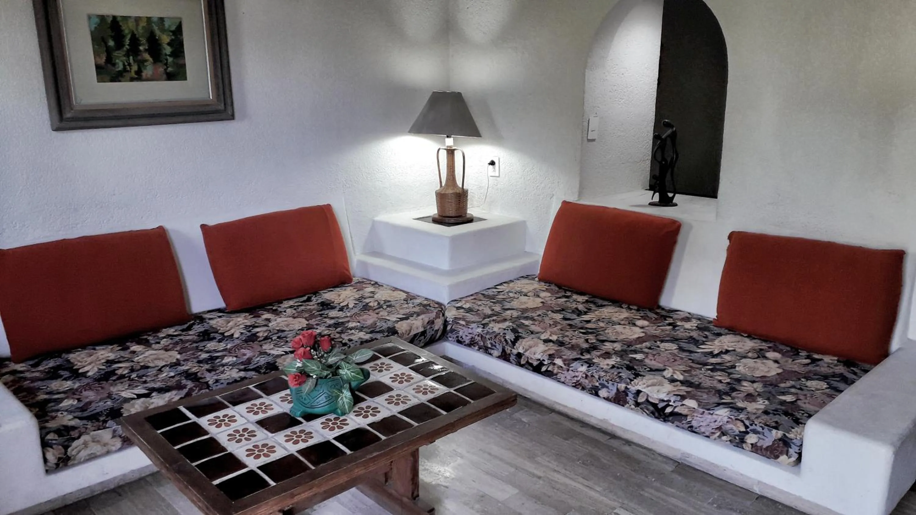 Living room, Bed in Solimar Inn Suites