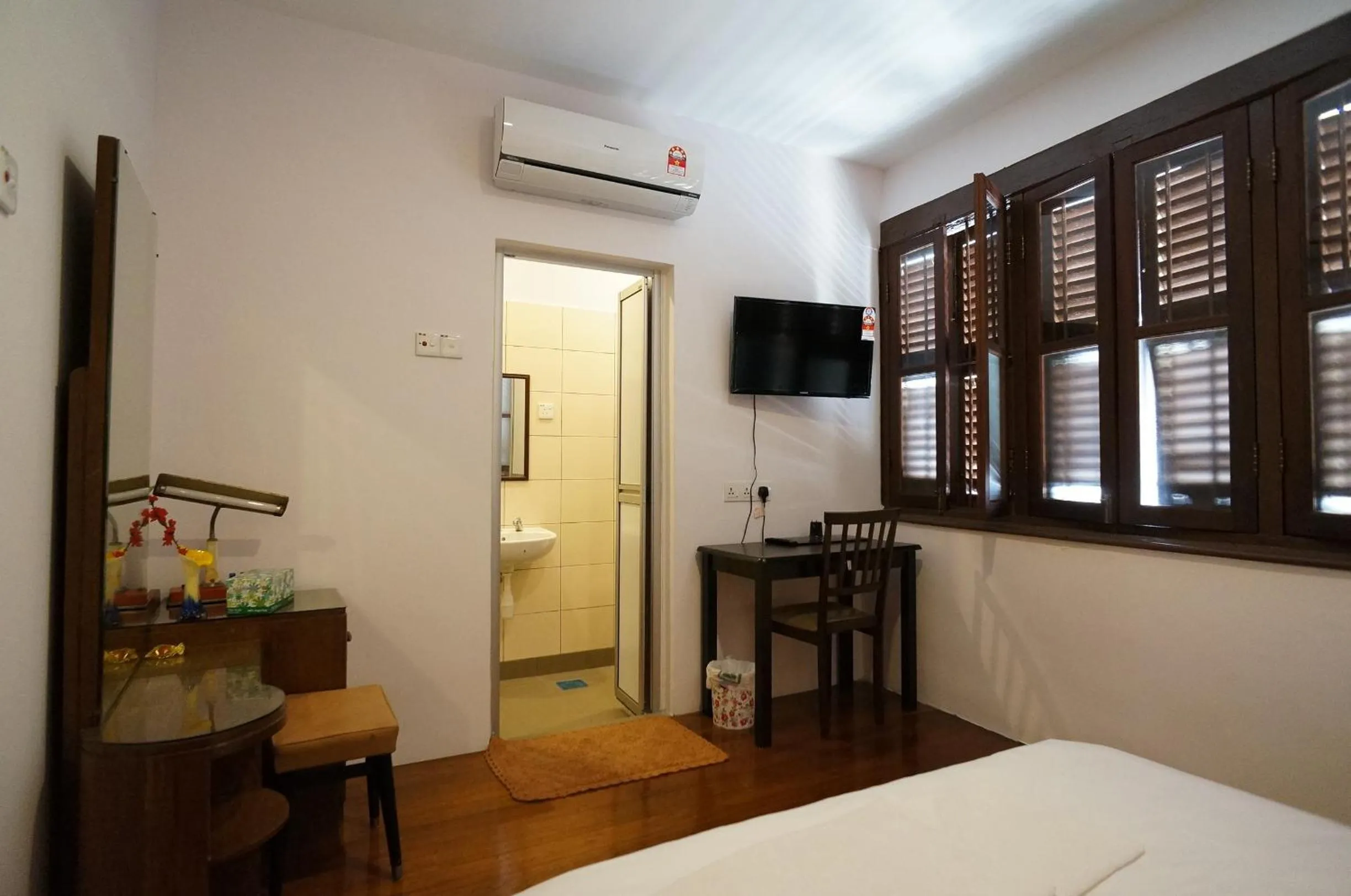 Photo of the whole room, Bed in Thirty Three Stewart Houze