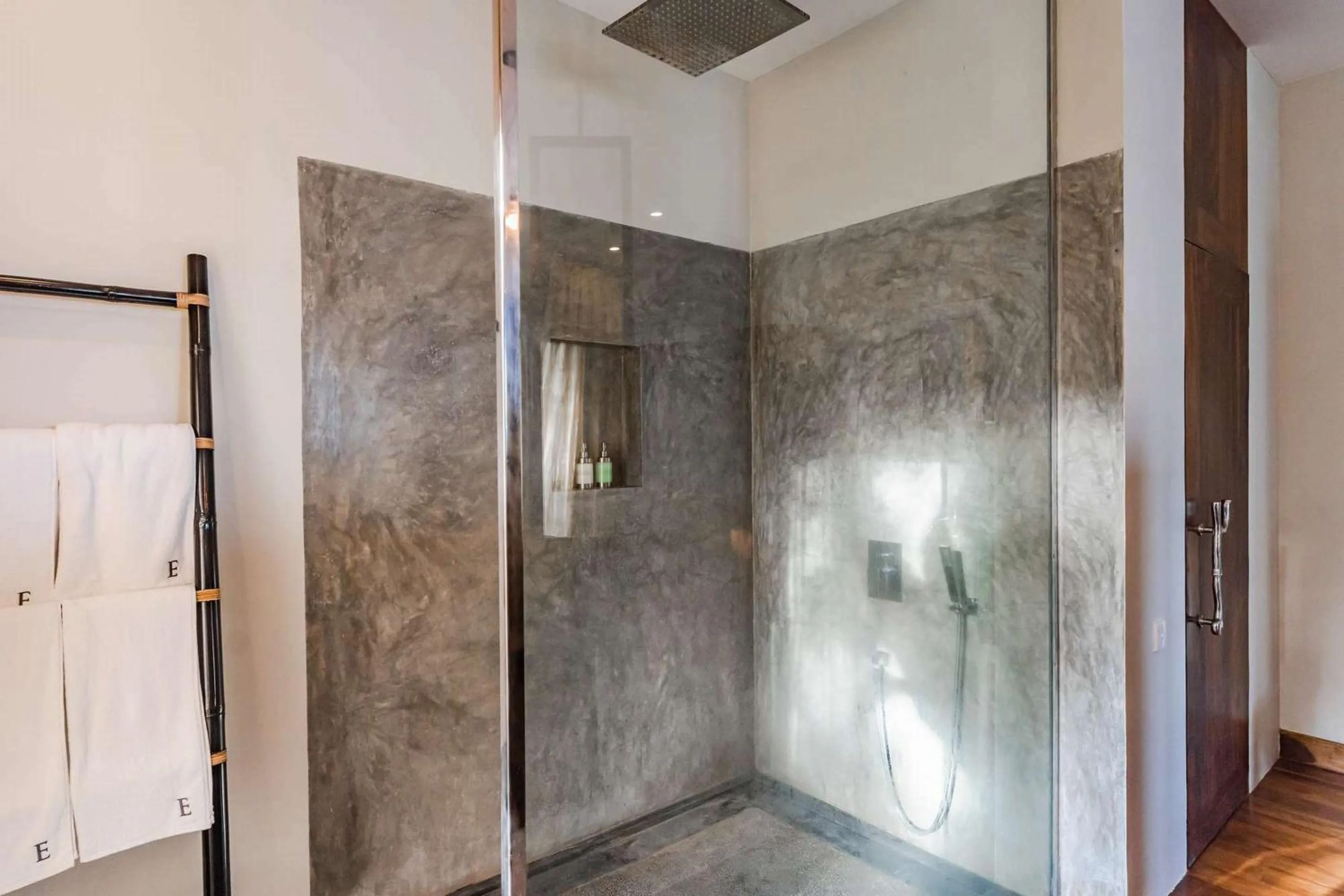 Shower in Eraeliya Villas & Gardens