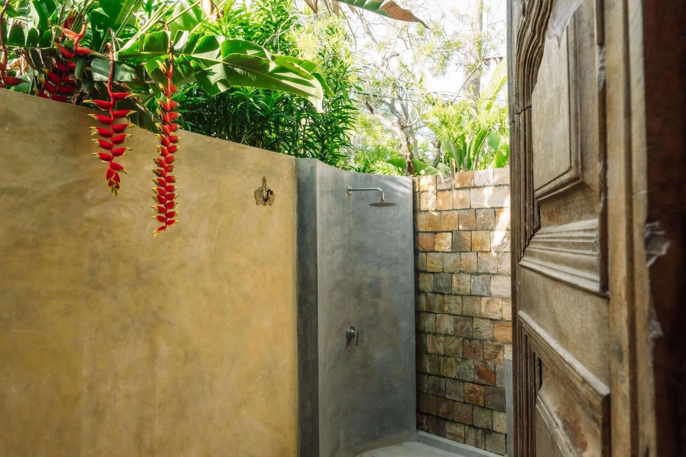 Shower in Eraeliya Villas & Gardens