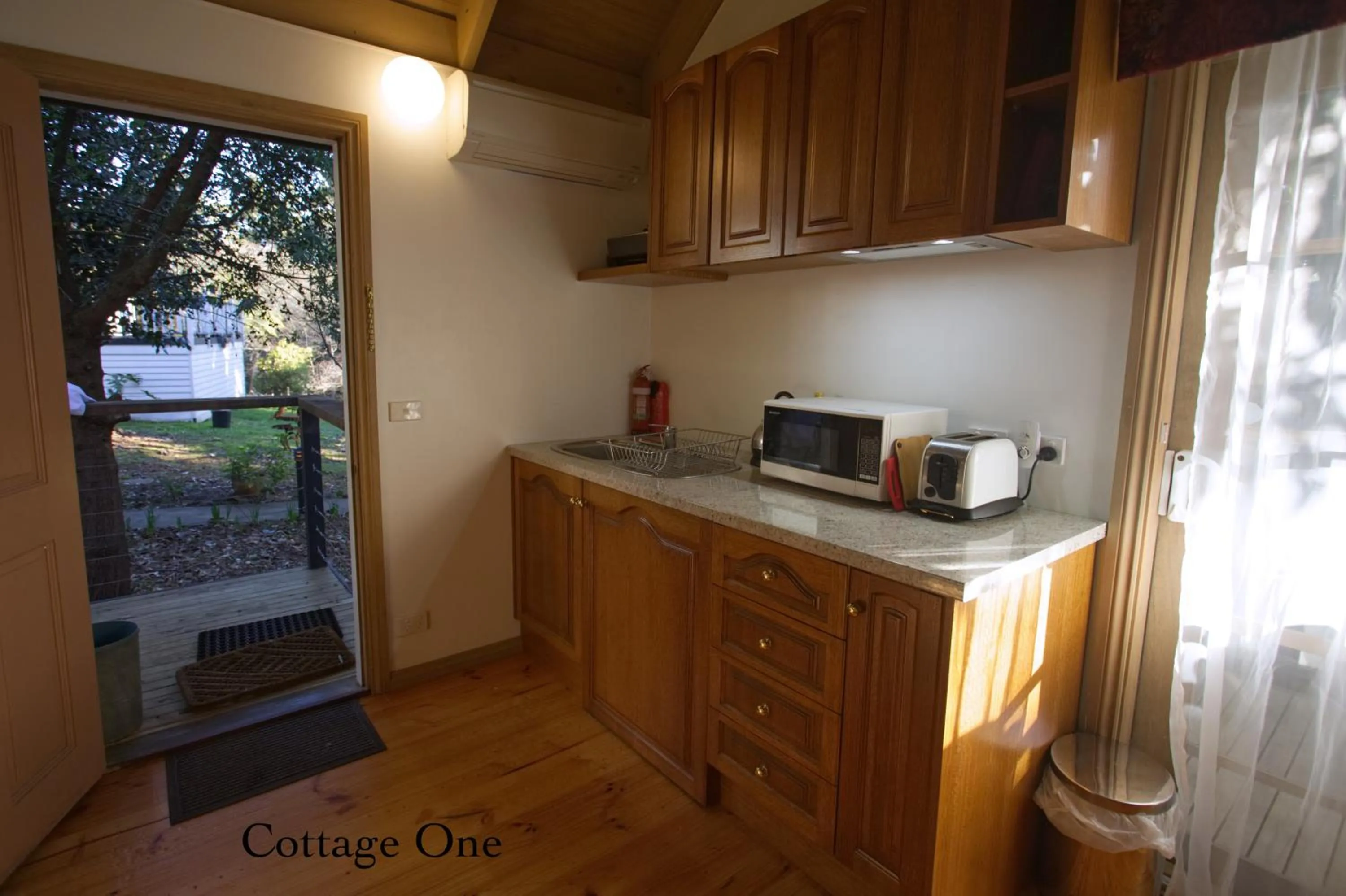 Kitchen or kitchenette in Olinda Country Cottages