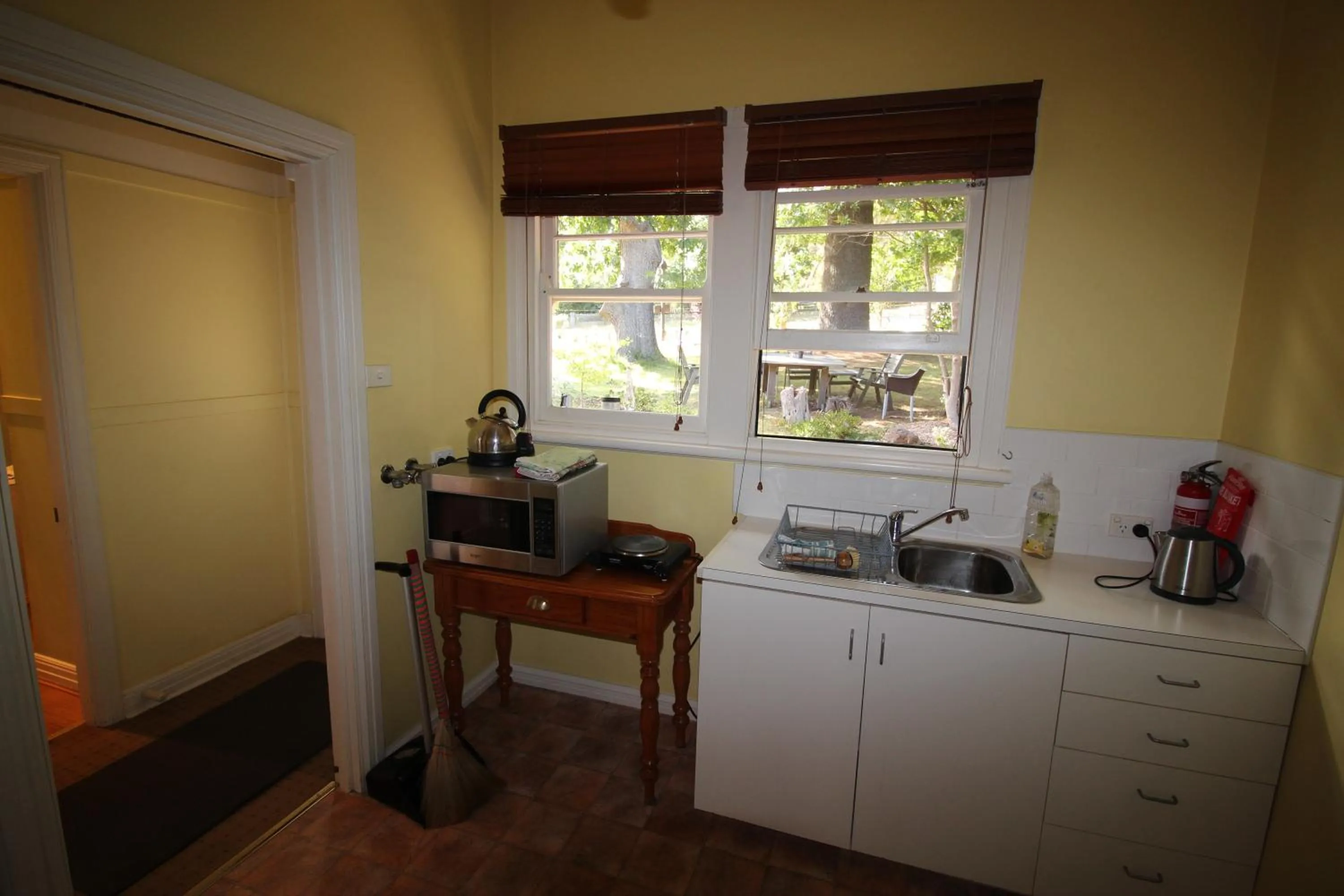 Kitchen or kitchenette in Olinda Country Cottages