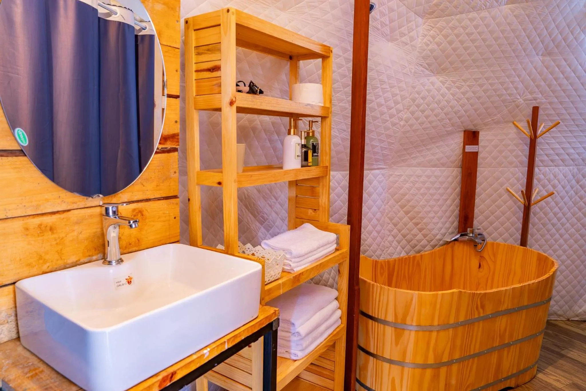 Shower in De Vivre Homestay Măng Đen