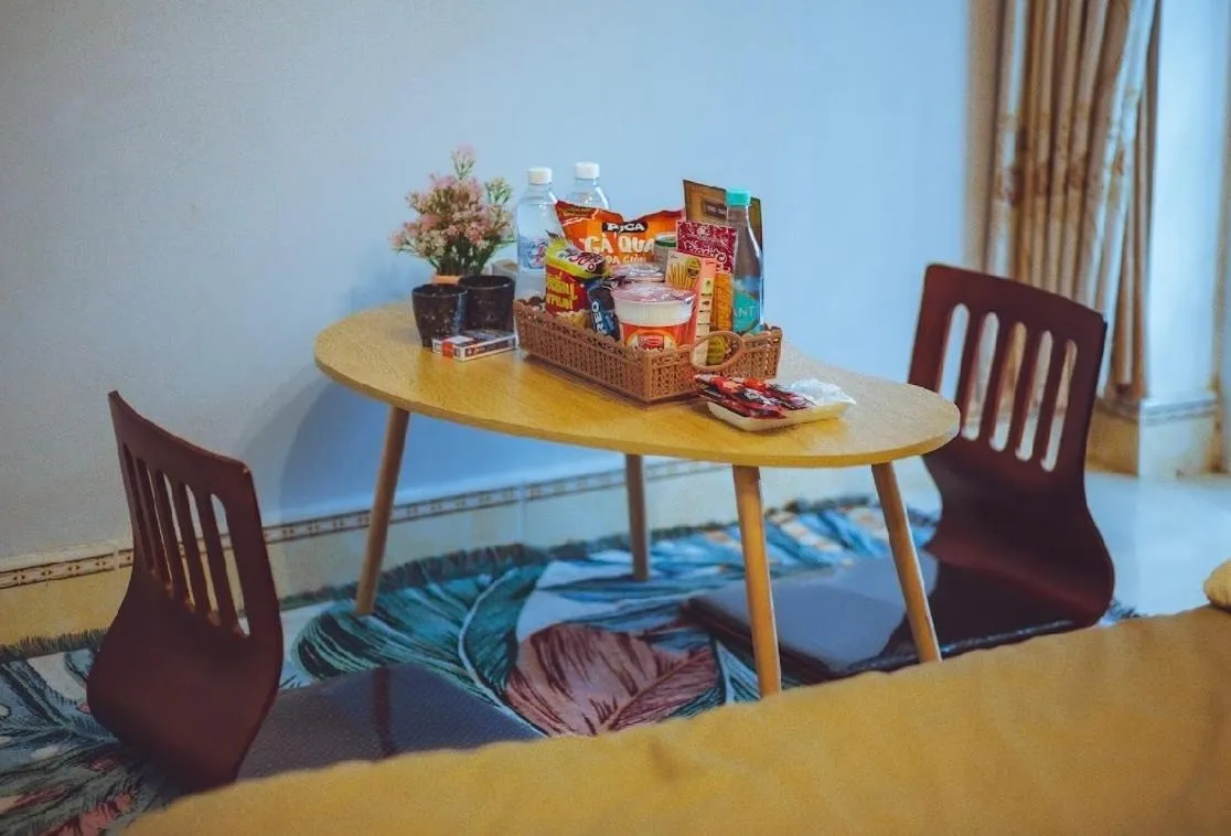 Seating area in De Vivre Homestay Măng Đen