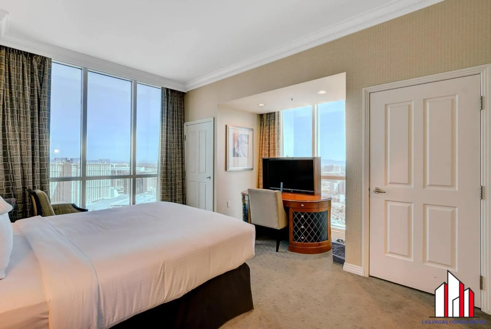 Bed in Signature 2Br3Ba F1 View Balcony Ste 34-819 and 21